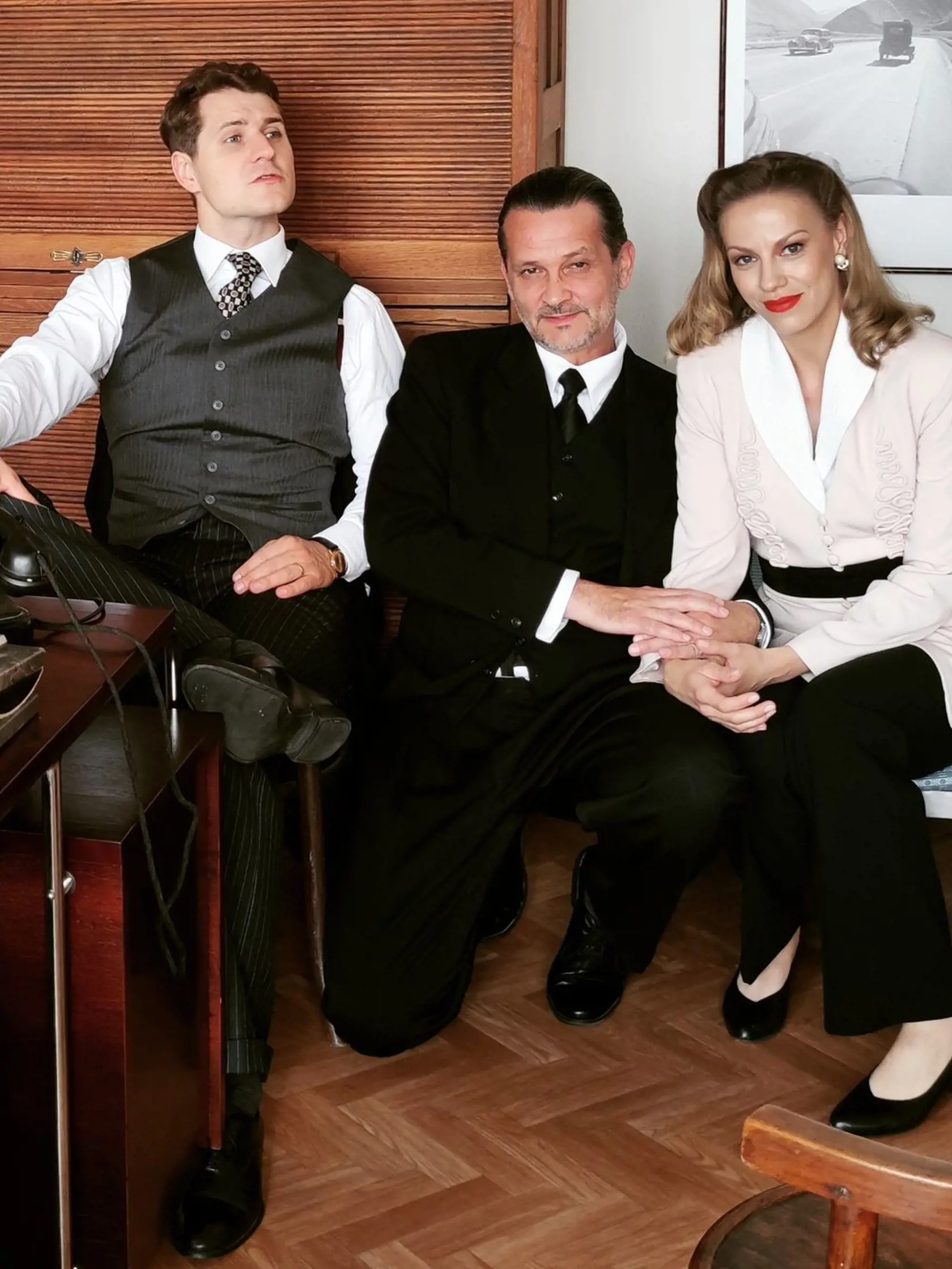 Marek Rozkoš ako Peter Kučera so seriálovou sestrou Irenou a šéfom ochrany pánom Klimom.