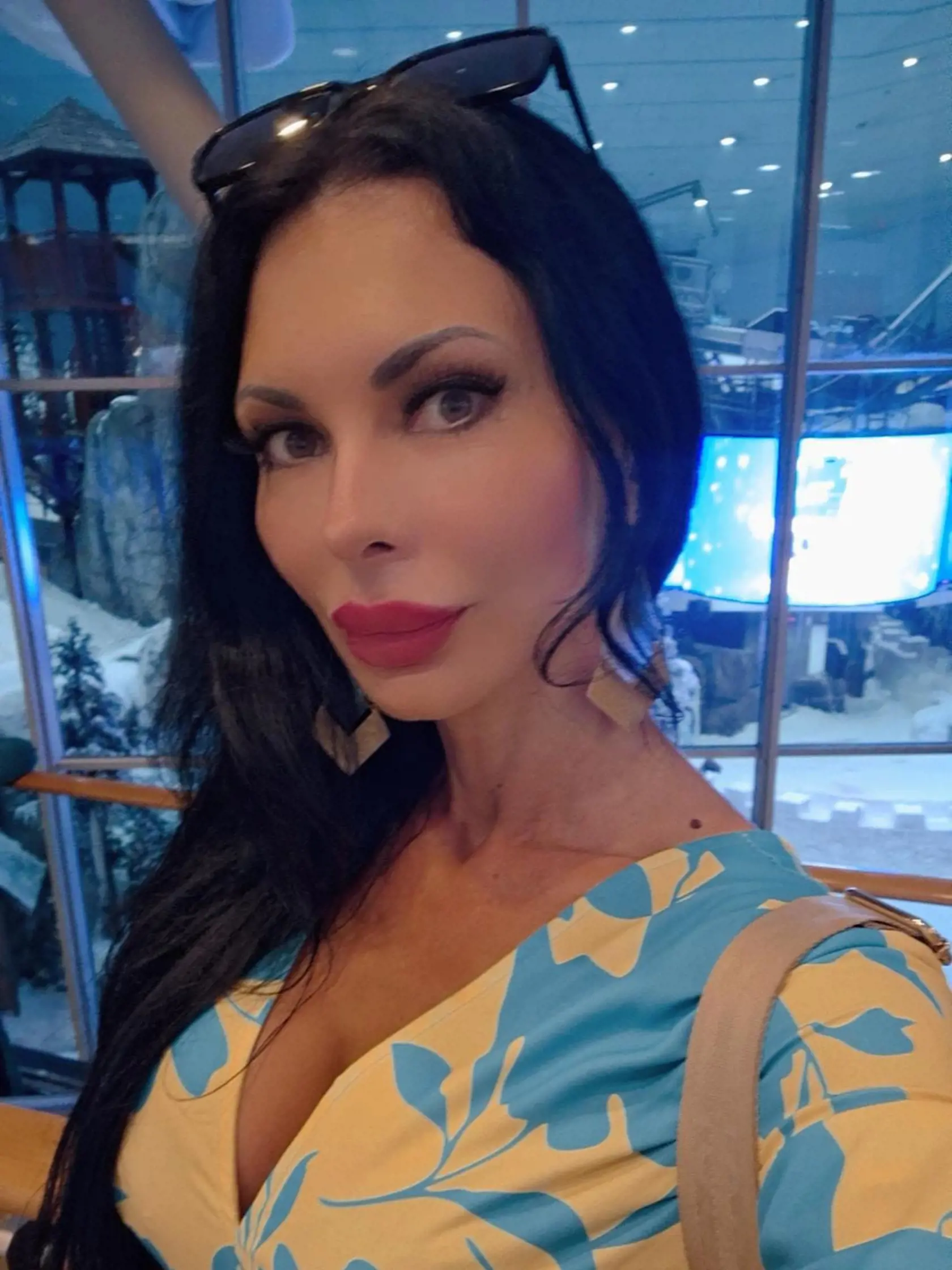 Sexi mamina Mirka Jakubisová sa aktuálne pochválila fotkami z exotického Dubaja, kde odletela spolu so synom Markusom (3), dvomi dcérami z predchádzajúceho vzťahu, a spoločnosť im robil aj predseda parlamentu Kollár.