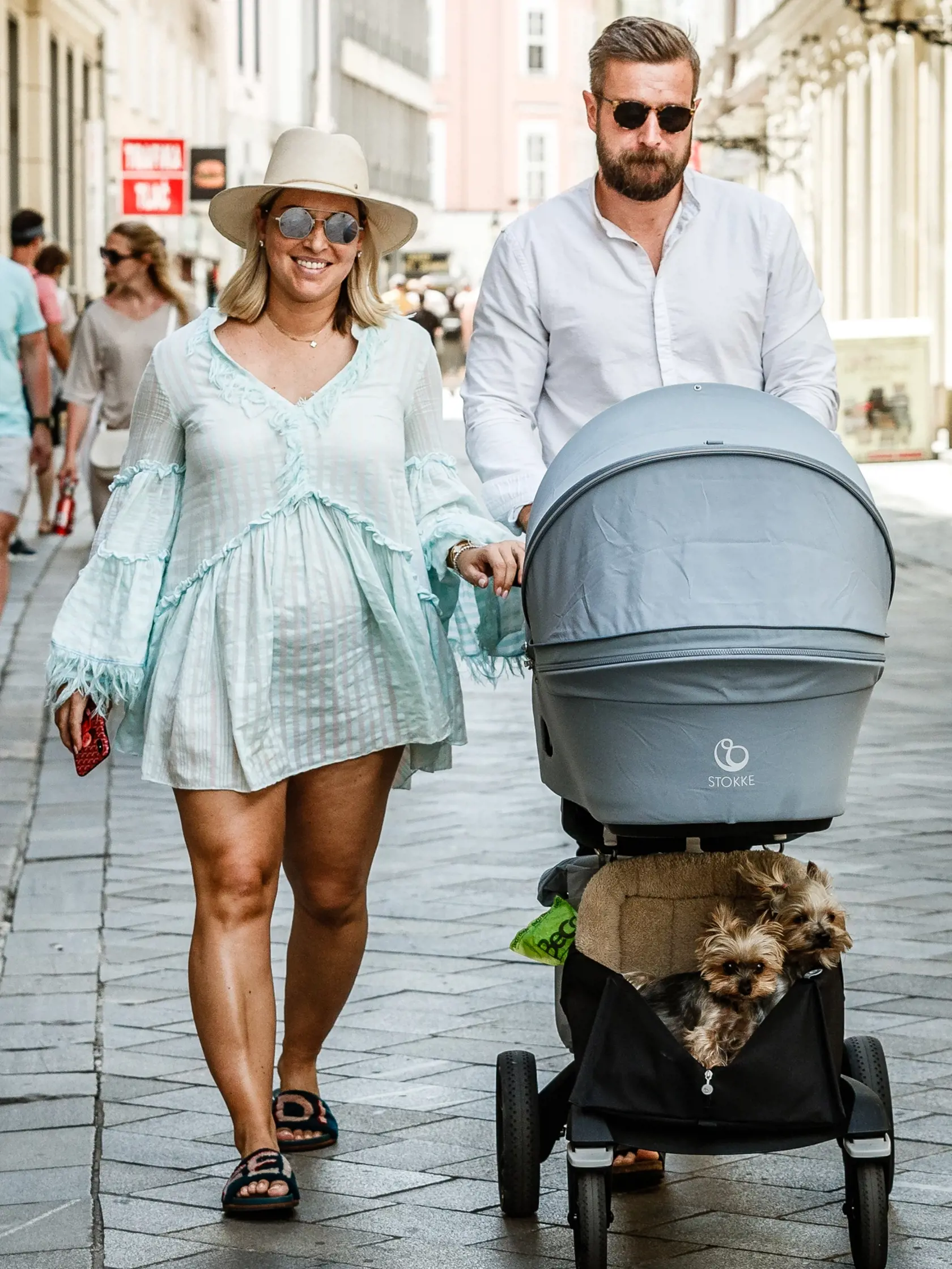 Na snímke bývalá slovenská tenistka Dominika Navara Cibulková spoločne s manželom Michalom počas prechádzky ulicami Starého mesta so synom Jakubkom v kočíku.