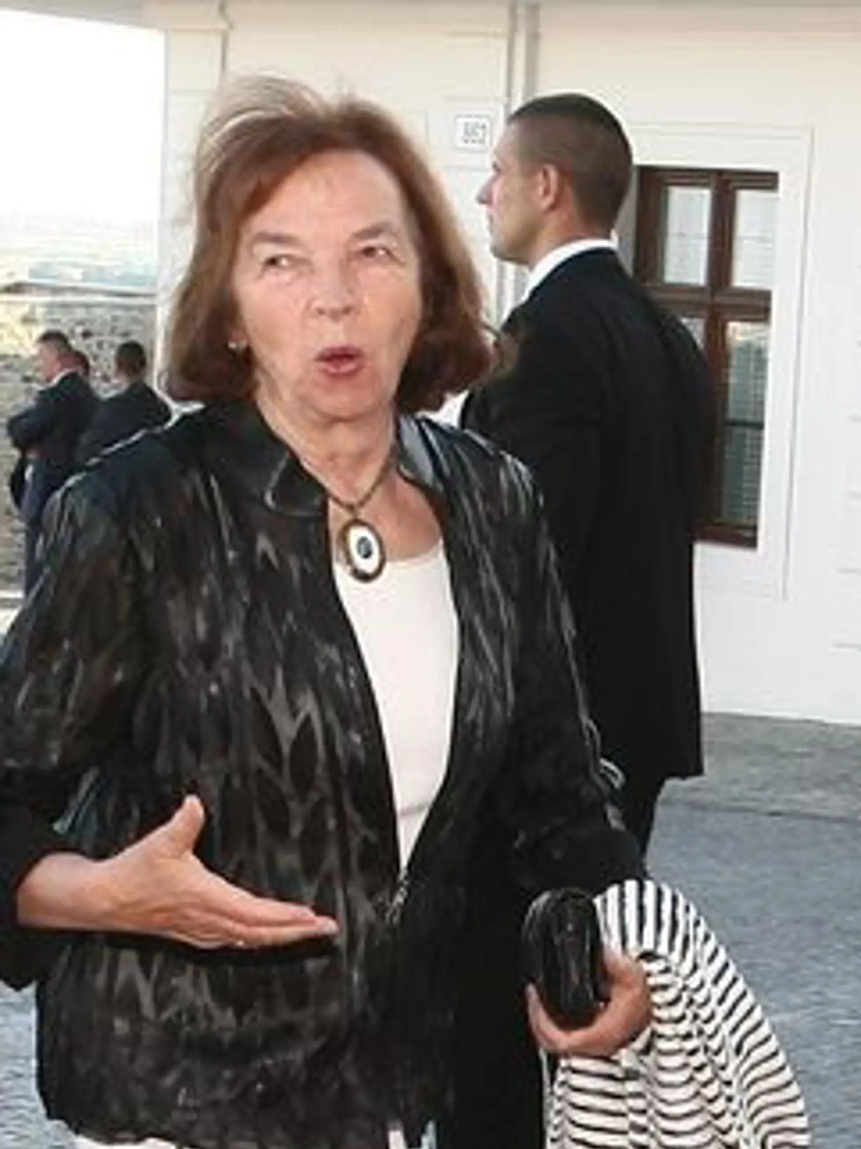 Česká veľvyslankyňa Lívia Klausová si na recepciu zvolila biele šaty doplnené čiernym kostýmom.