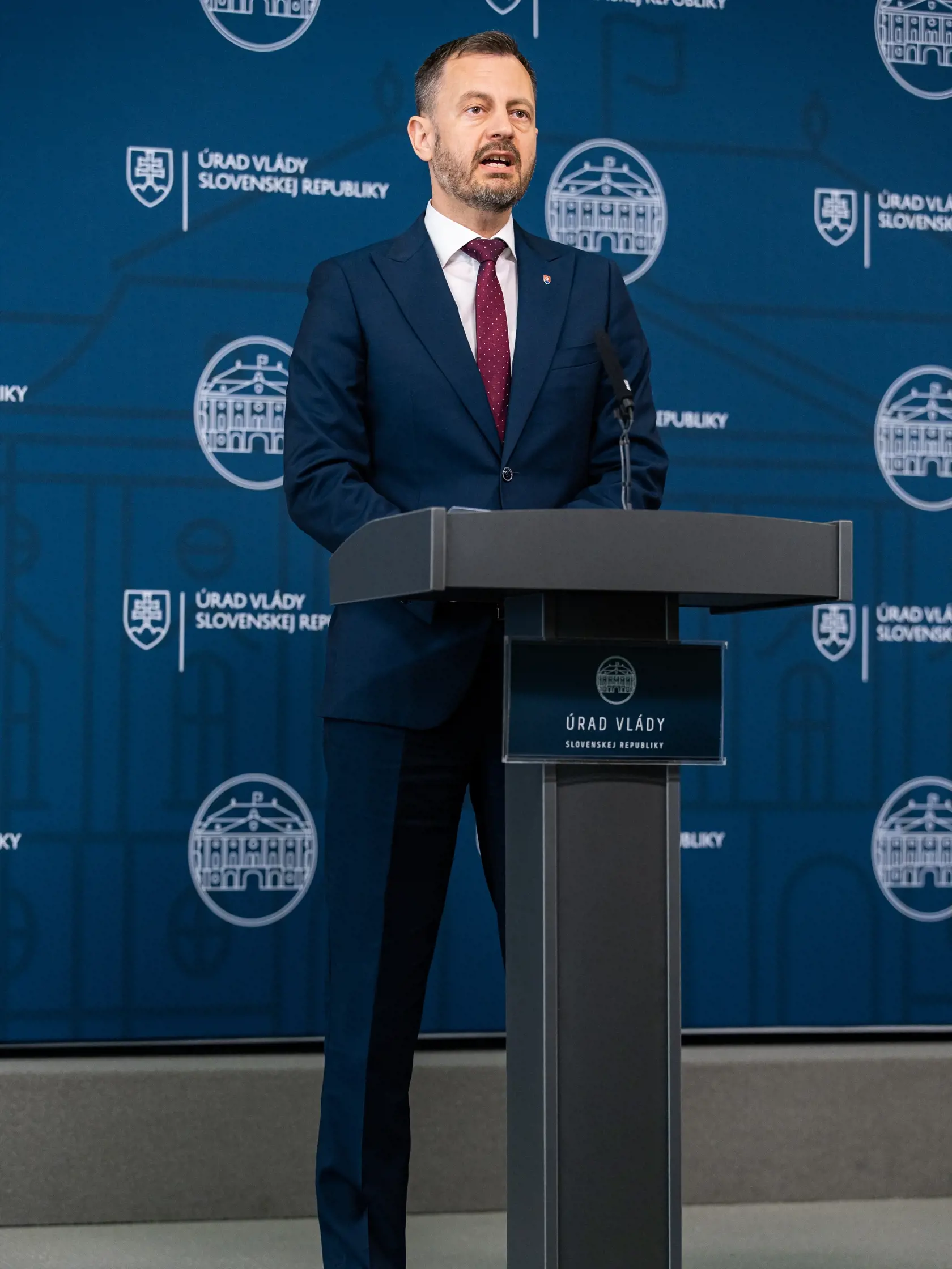 Premiér Eduard Heger oznamuje odchod zo svojej funkcie a zároveň aj pád vlády Slovenskej republiky v Bratislave. 