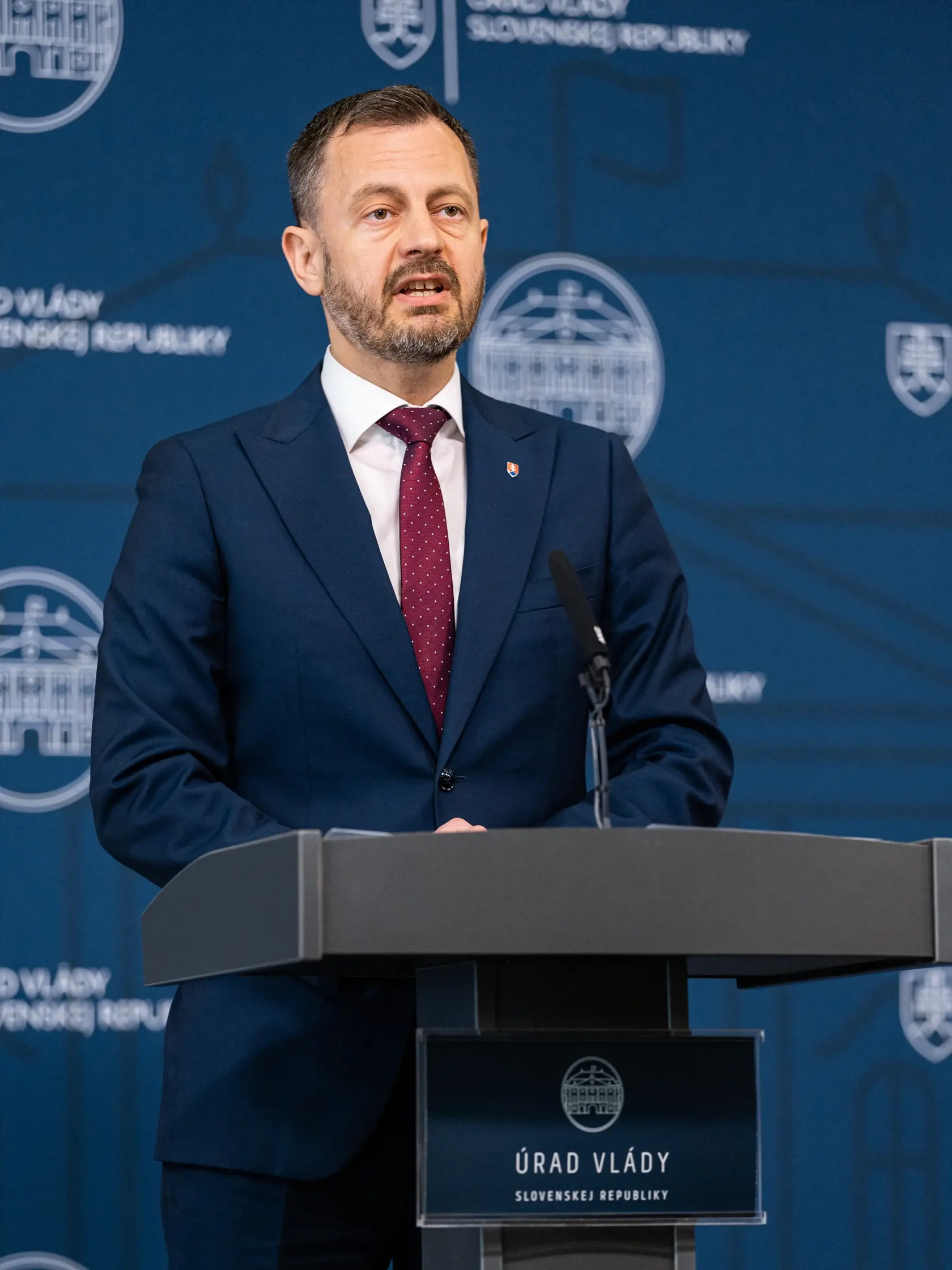 Premiér Eduard Heger oznamuje odchod zo svojej funkcie a zároveň aj pád vlády Slovenskej republiky v Bratislave. 