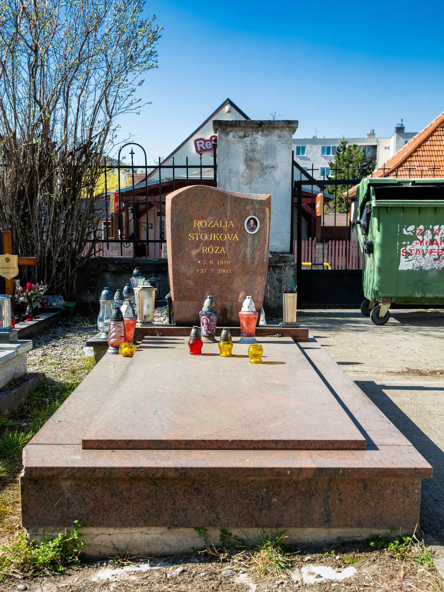 Hrob prvej ženy Jenda Rozálie "Rózy" Stojkovej.