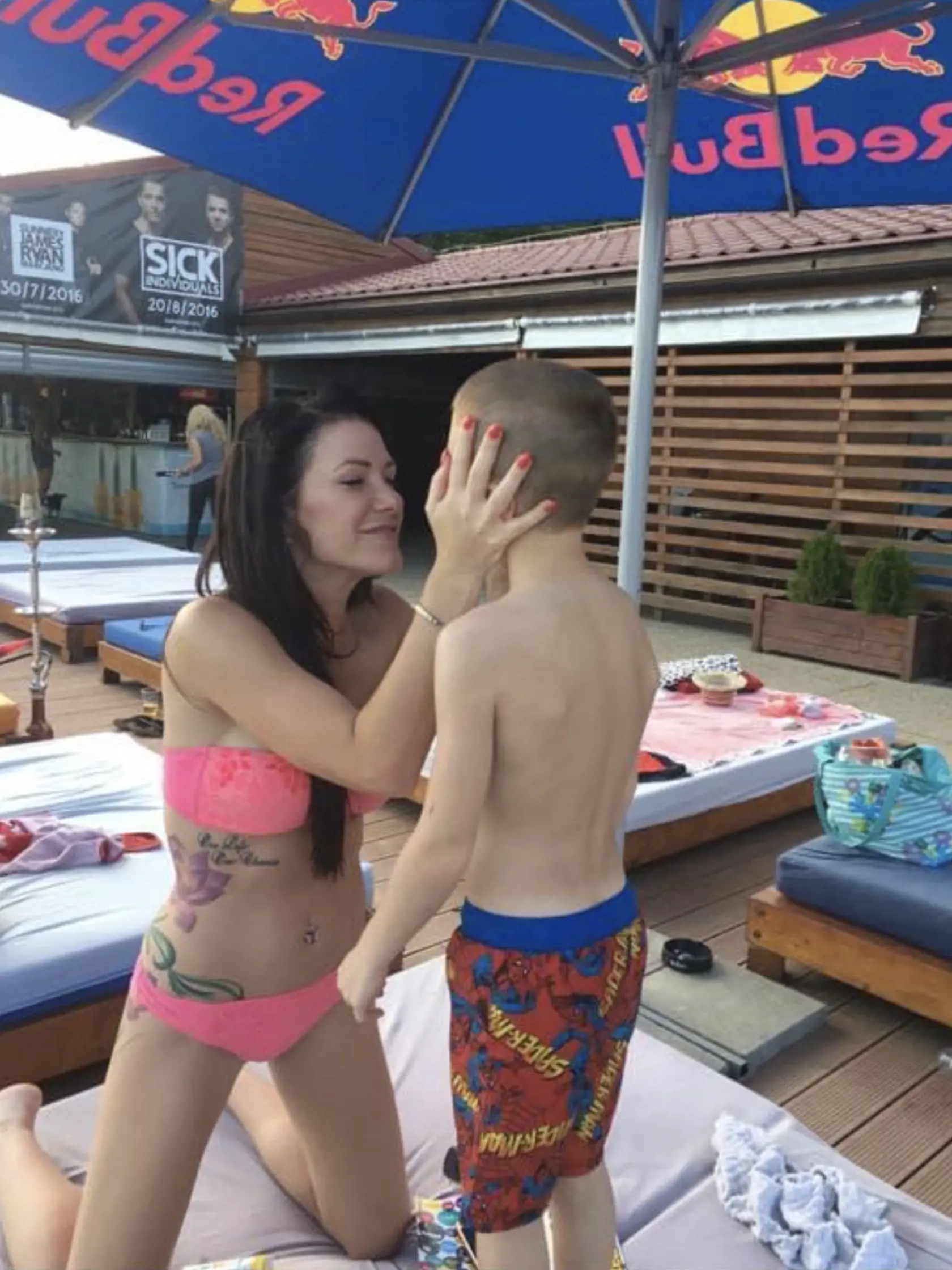 JEDEN ŽIVOT, JEDNA ŠANCA Nápis na tetovaní, ktoré má Cigániková na boku, ju motivuje tešiť sa zo života, lebo druhá šanca nemusí prísť.