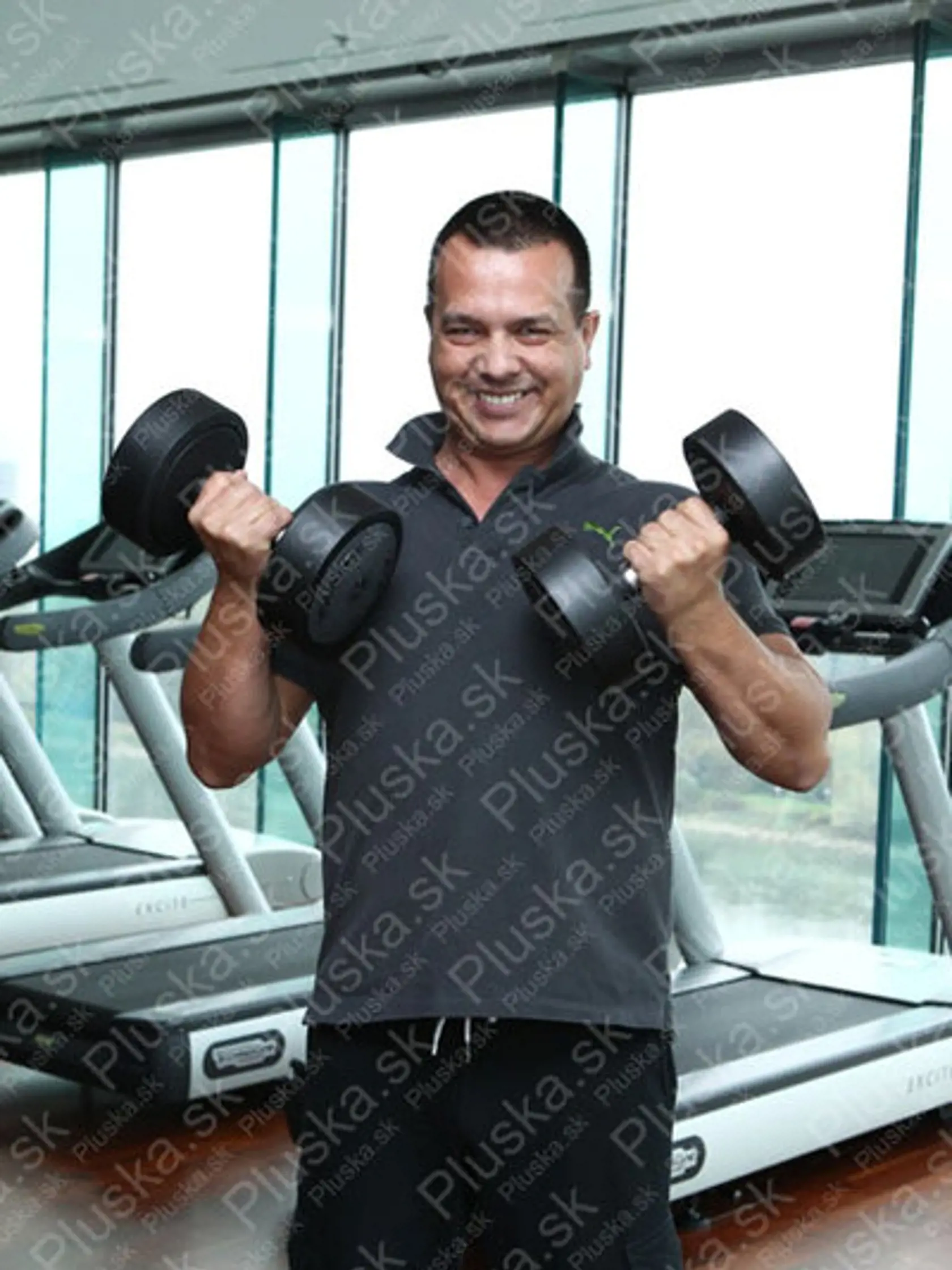 Chce veľké bicepsy: Miškov
nám priznal, že
pracuje aj na tejto
partii tela.