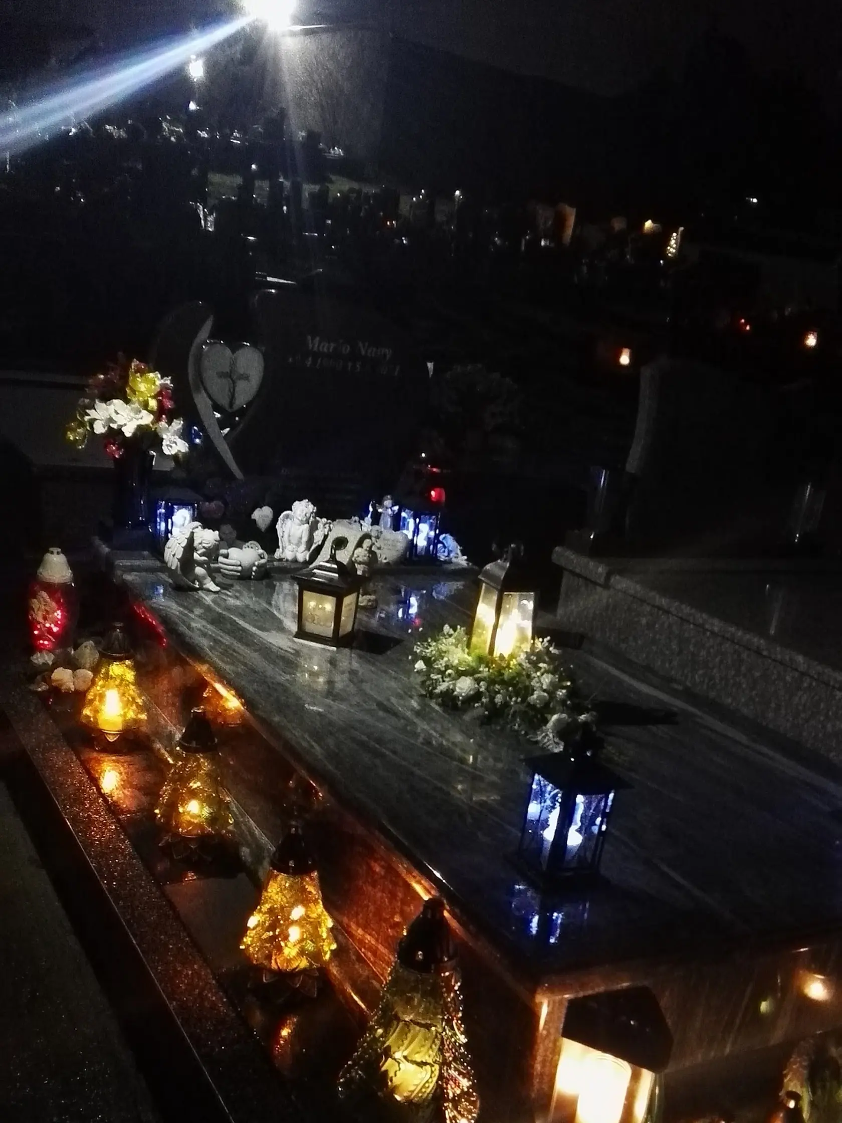 Hrob tragicky zosnulého posunovača Mária Nagya (†31) z Košíc je stále zaplavený kvetmi a kahancami s horiacimi sviečkami. Na jednom z nich je podobizeň nebohého.