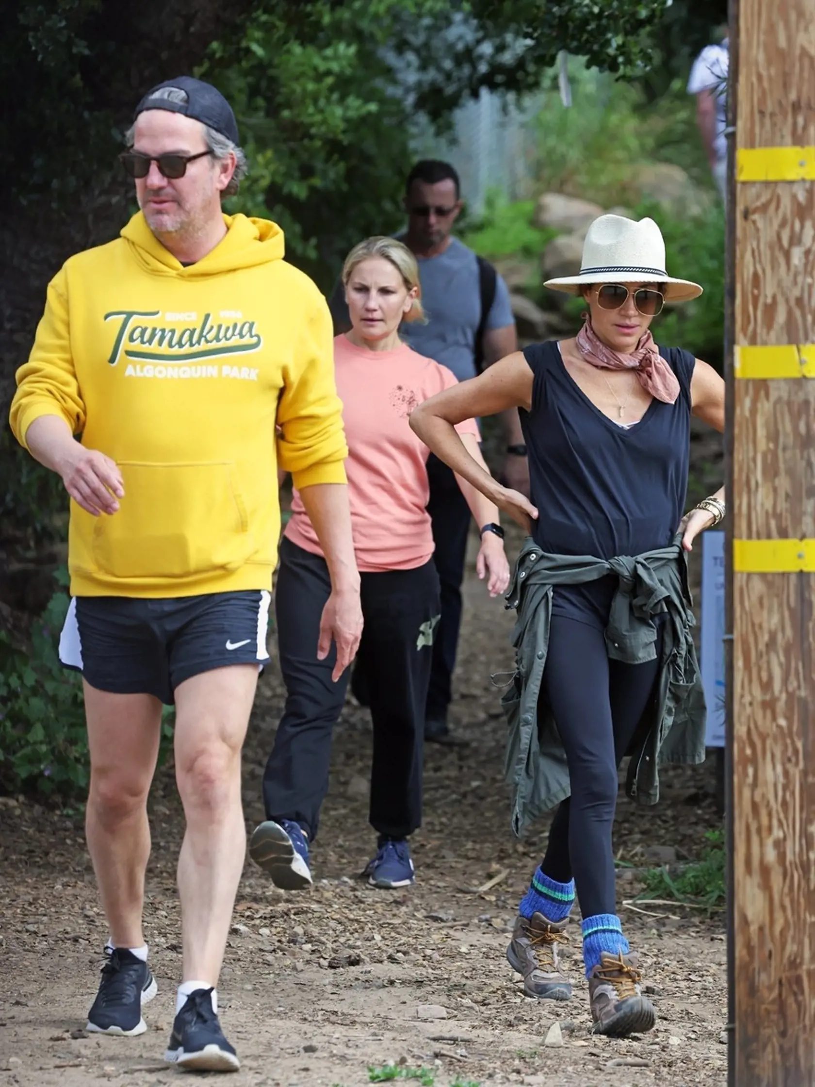 Vojvodkyňa zo Sussexu Meghan Markle sa v nedeľu v Santa Barbare pripojila k svojim priateľom Markusovi Andersonovi a Heather Dorak. Spoločne si vyrazili na prechádzku na čerstvom vzduchu po tom, čo v sobotu oslávili Archieho narodeniny.
