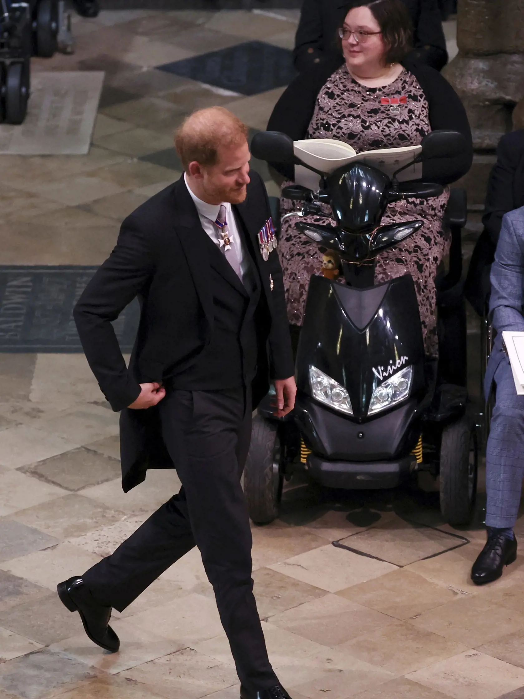 Princ Harry prichádza do Westministerského opátstva na korunováciu svojho otca.