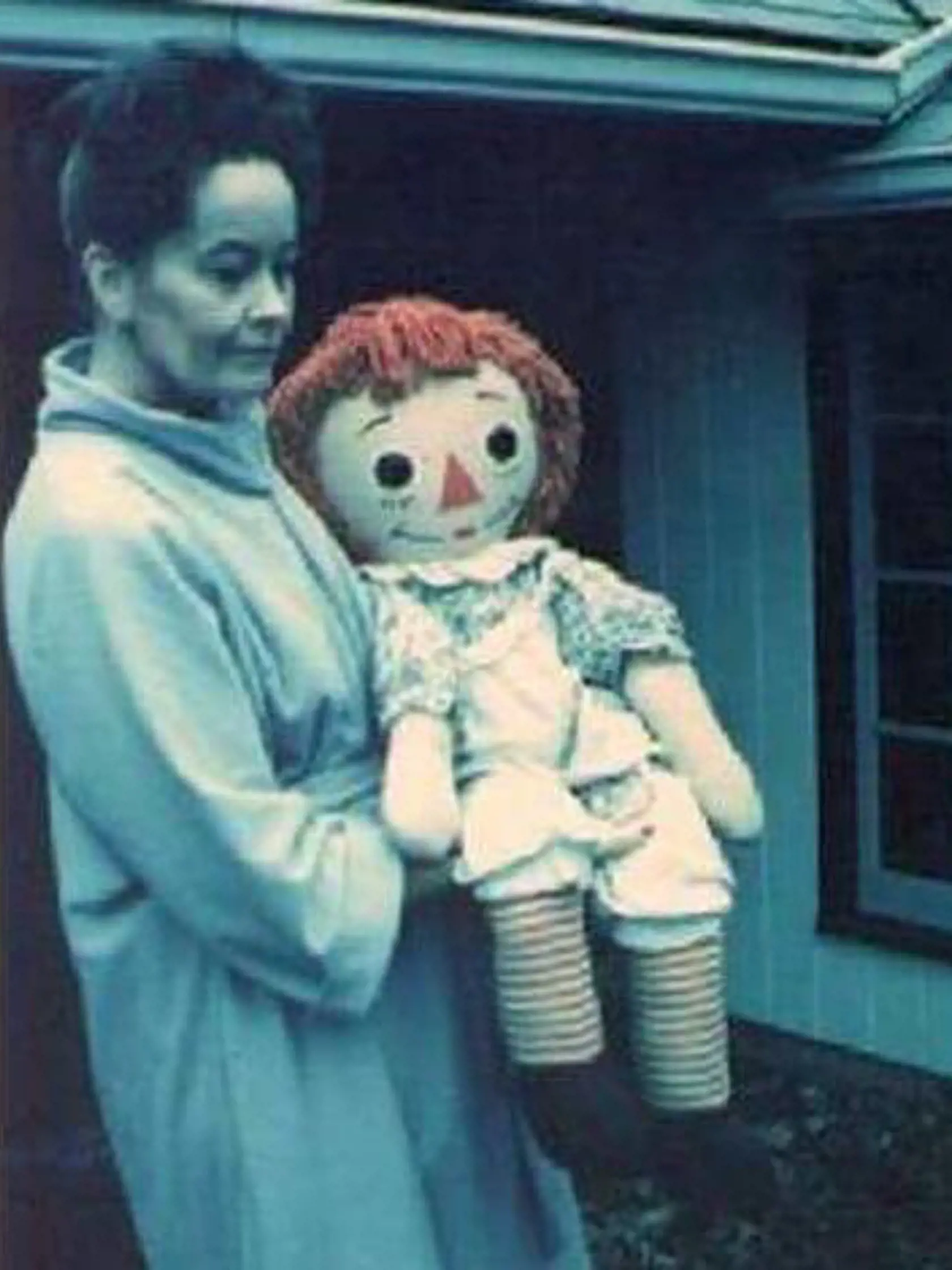 Lorraine Warren s reálnom bábikou Annabelle.