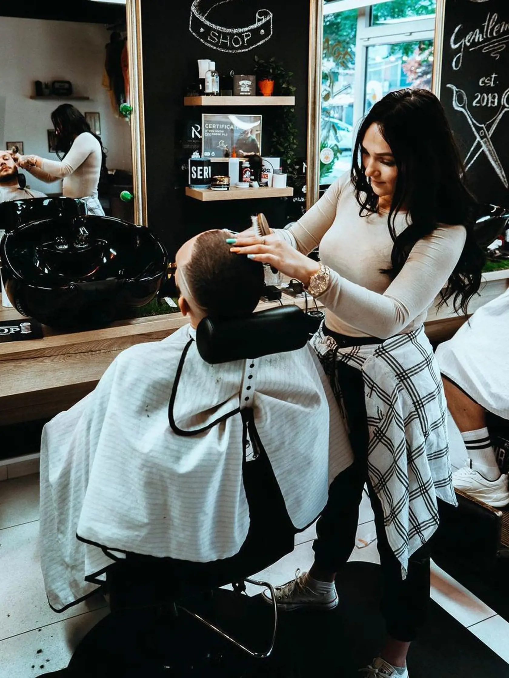 Priscilla sa živí ako barberka.