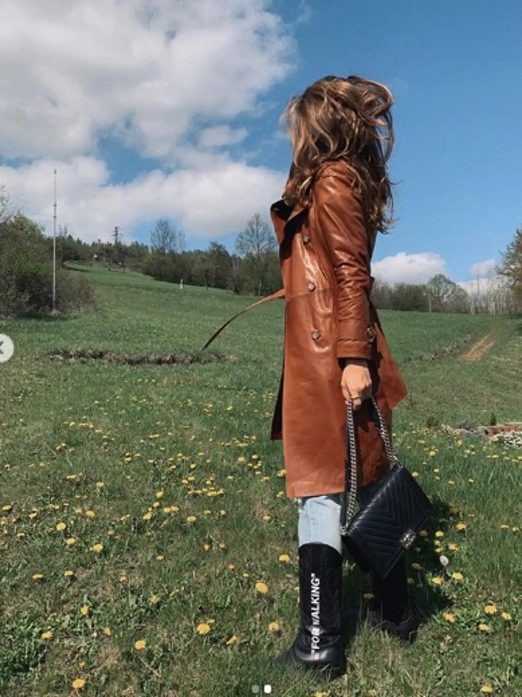 Karolína Chomisteková zažiarila v sexi koženom trenčkote. Koža a denim - neodolateľná kombinácia!