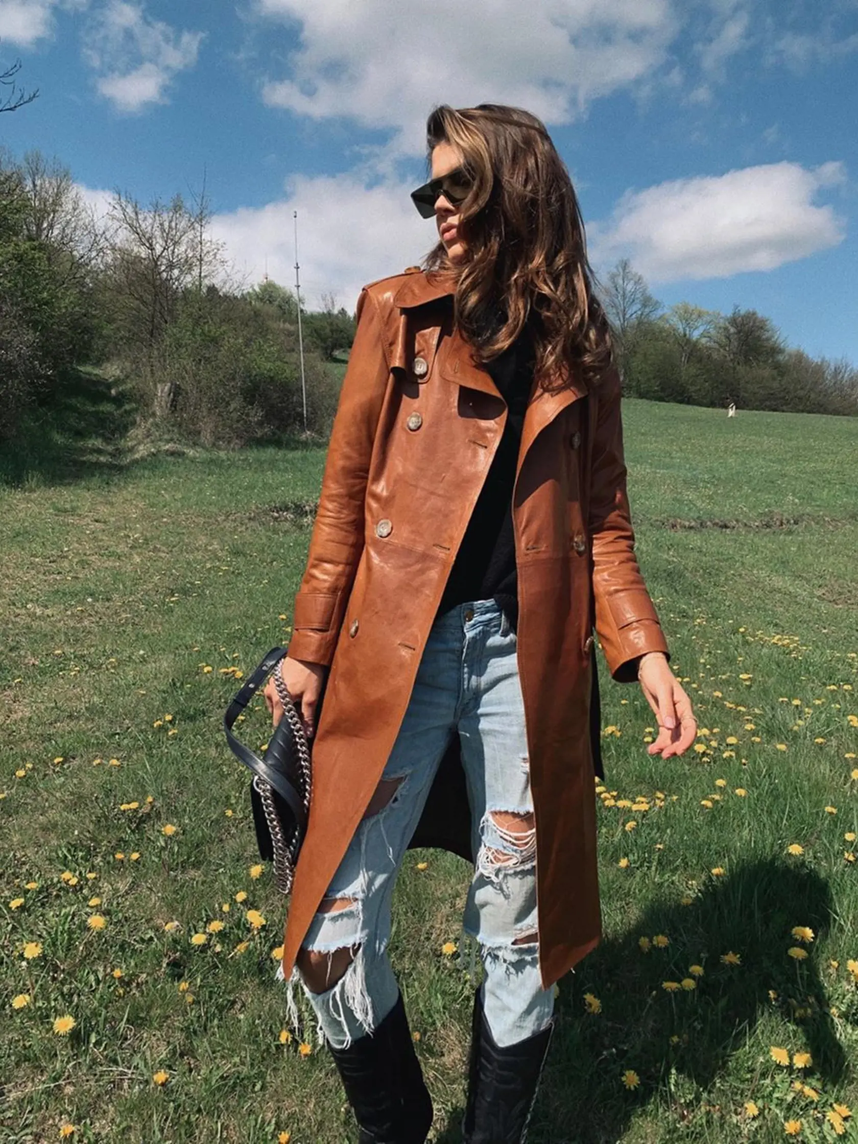 Karolína Chomisteková zažiarila v sexi koženom trenčkote. Koža a denim - neodolateľná kombinácia!