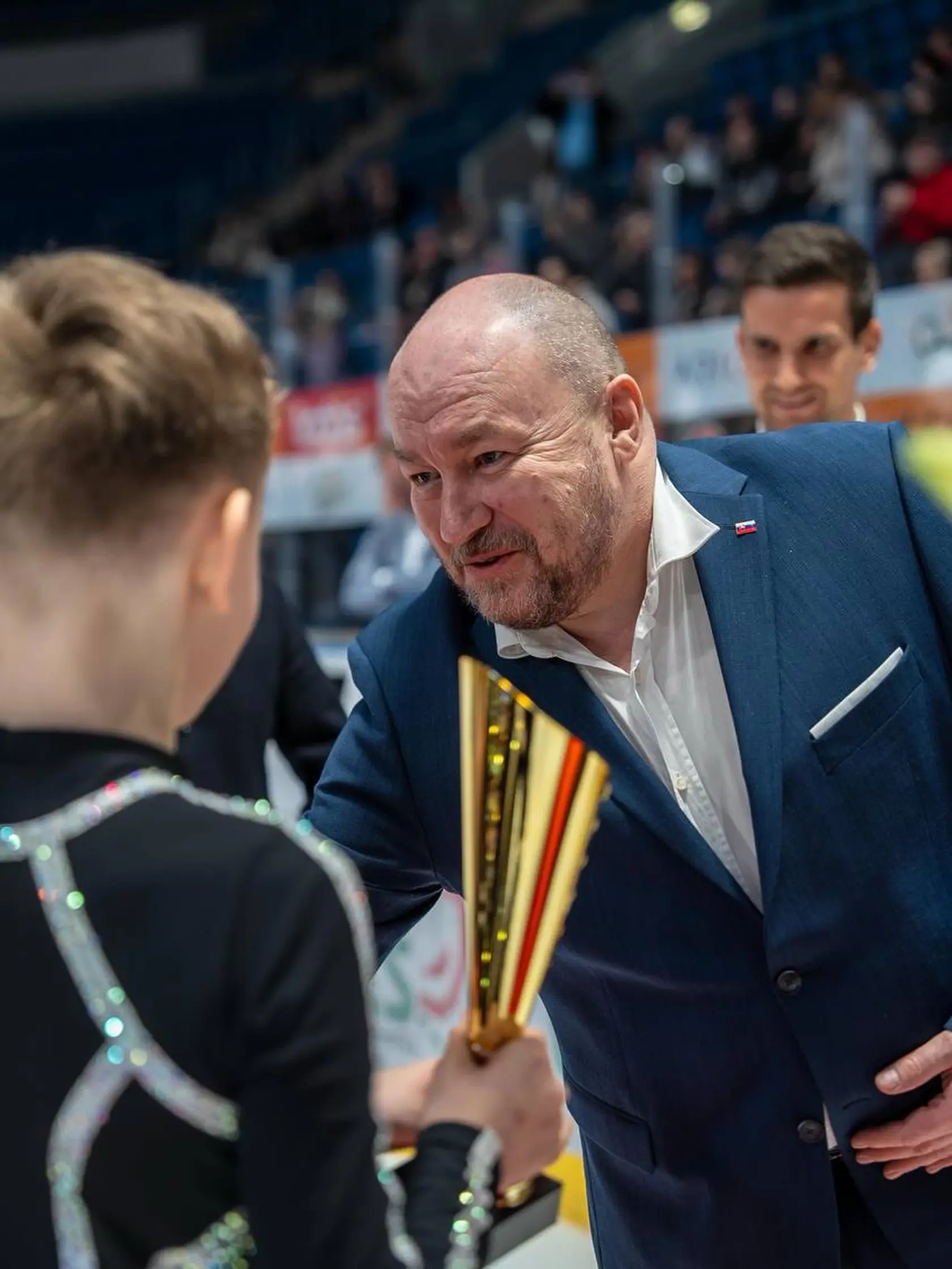 „Dnes som sa zúčastnil Galavečera víťazov Slovenského pohára v krasokorčuľovaní, ktorý sa konal 5. apríla 2025 na Zimnom štadióne v Bratislave. Oslávili sme úspechy mladých športovcov, trénerov a klubov, ktoré prispievajú k rozvoju krasokorčuľovania na Slovensku," napísal k fotografii minister športu Rudolf Huliak na sociálnej sieti.