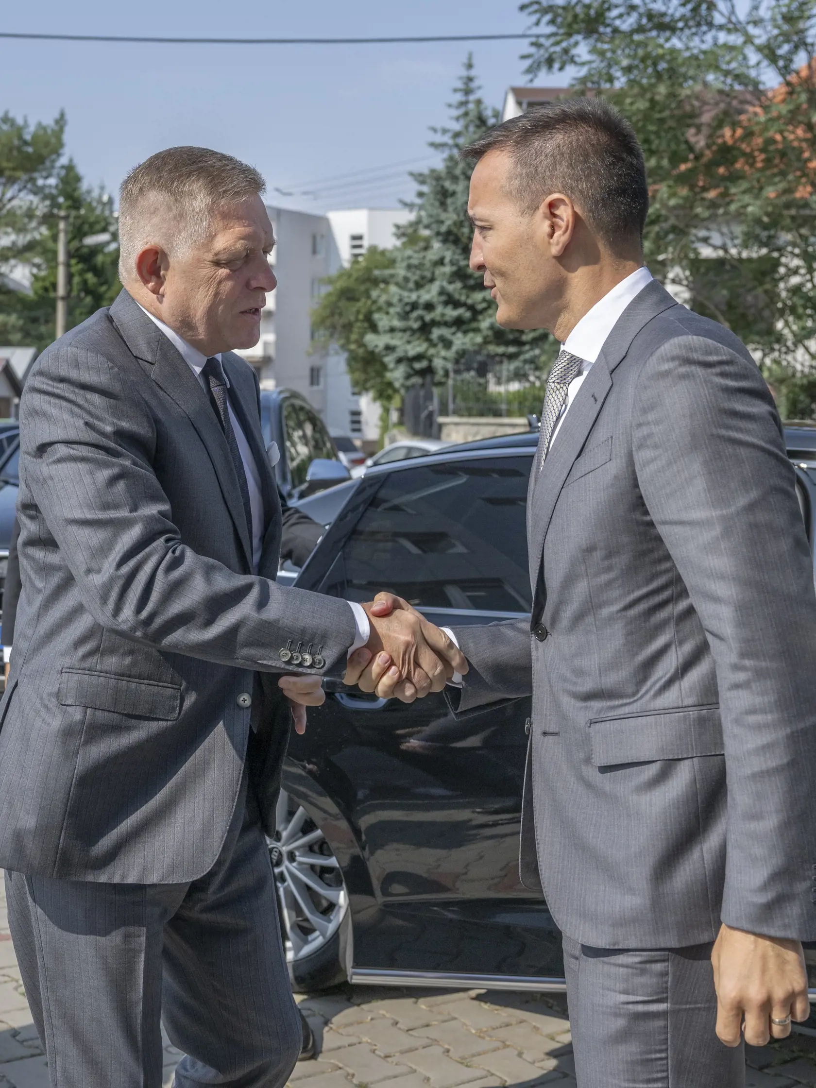 Na snímke vľavo premiér SR Robert Fico (Smer-SD) a vpravo minister školstva, výskumu, vývoja a mládeže SR Tomáš Drucker (Hlas-SD) počas návštevy Ministerstva školstva 20. augusta 2024 v Bratislave.