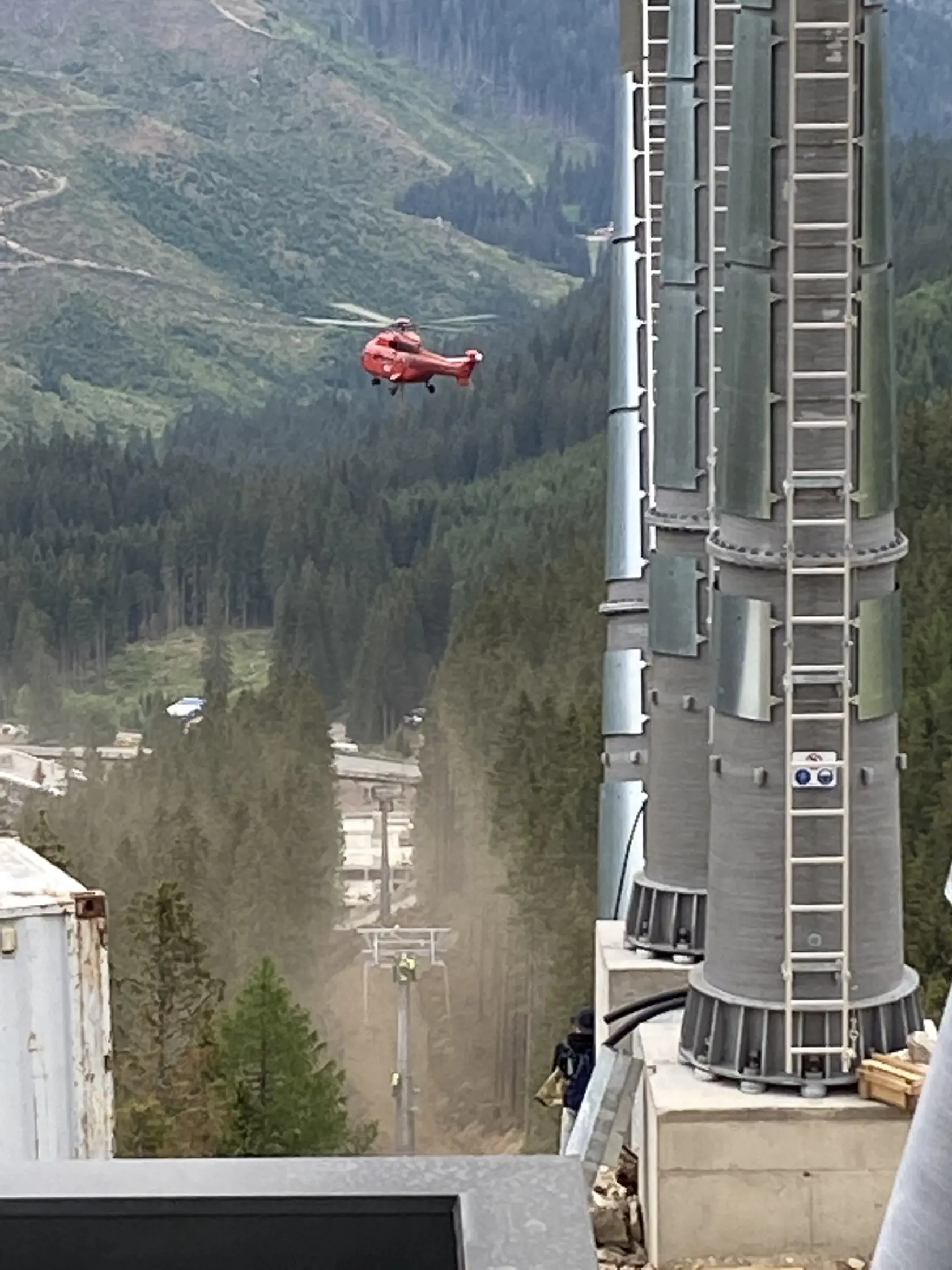 Podpery sa tiež musia prepojiť kabelážou. Inžinieri potom nahrajú všetok softvér, lanovka absolvuje skúšky s maximálnou záťažou kabín, otestujú sa všetky funkcie – brzdy, núdzový pohon, všetky vypínače..