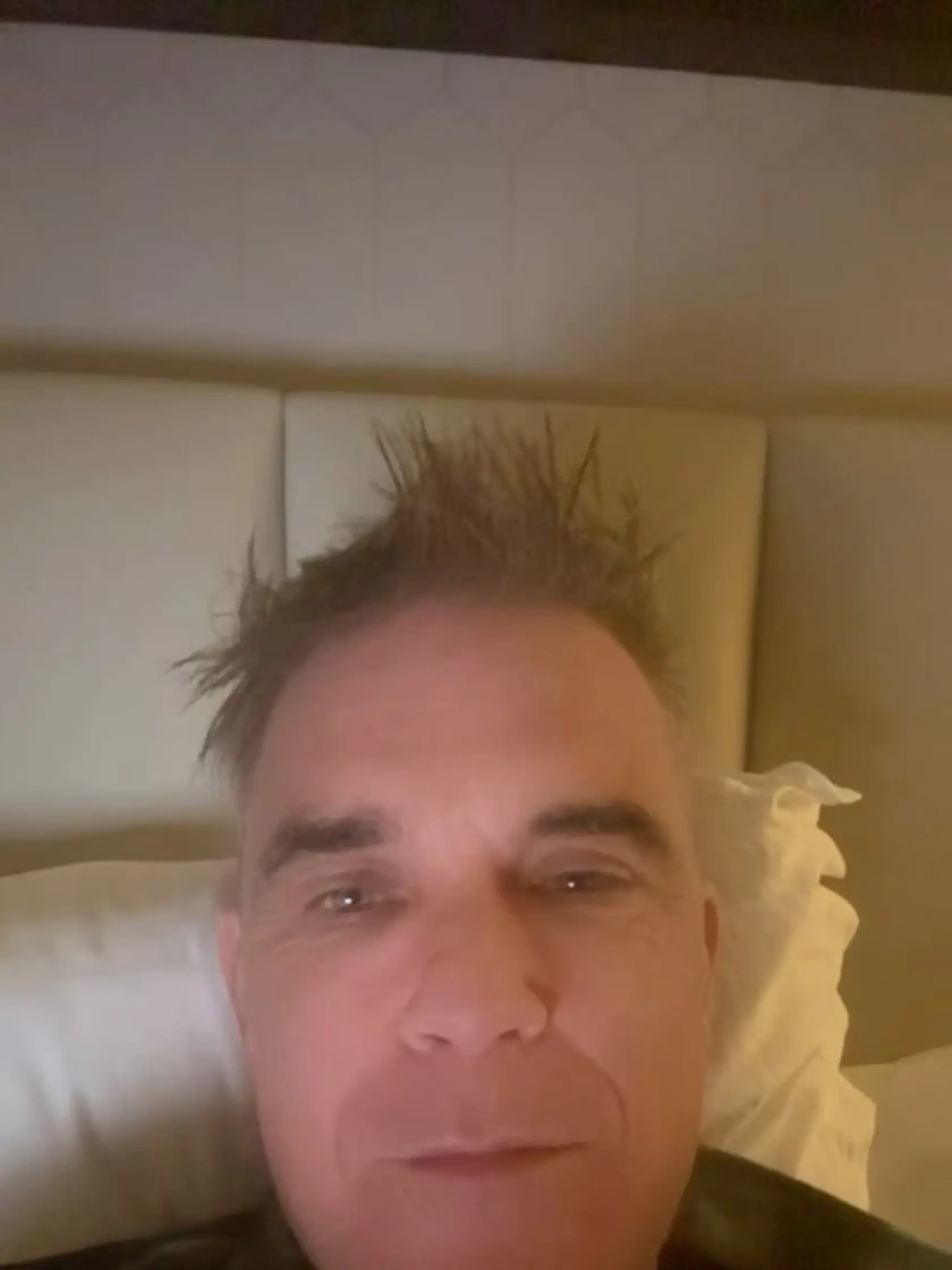 Aj spevák Robbie Williams už zostarol. 