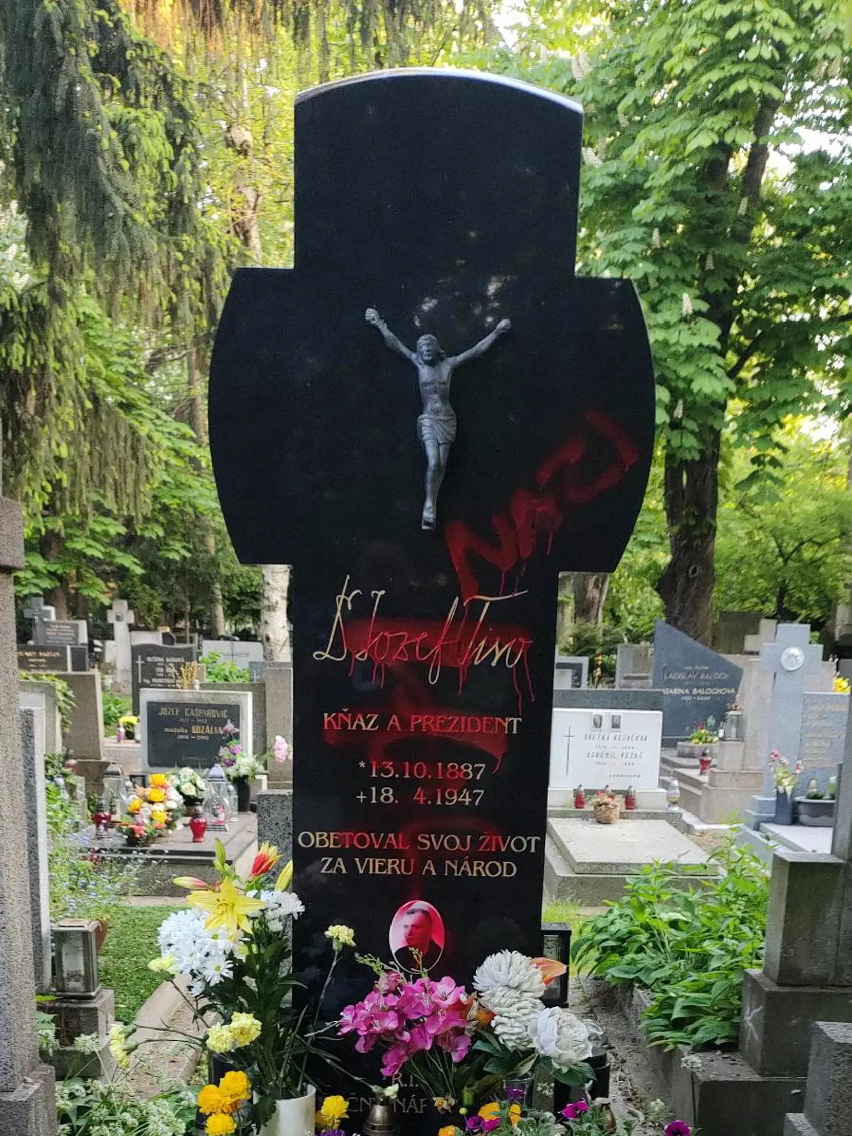 Hrob Jozefa Tisa na Martinskom cintoríne v Bratislave bol posprejovaný.