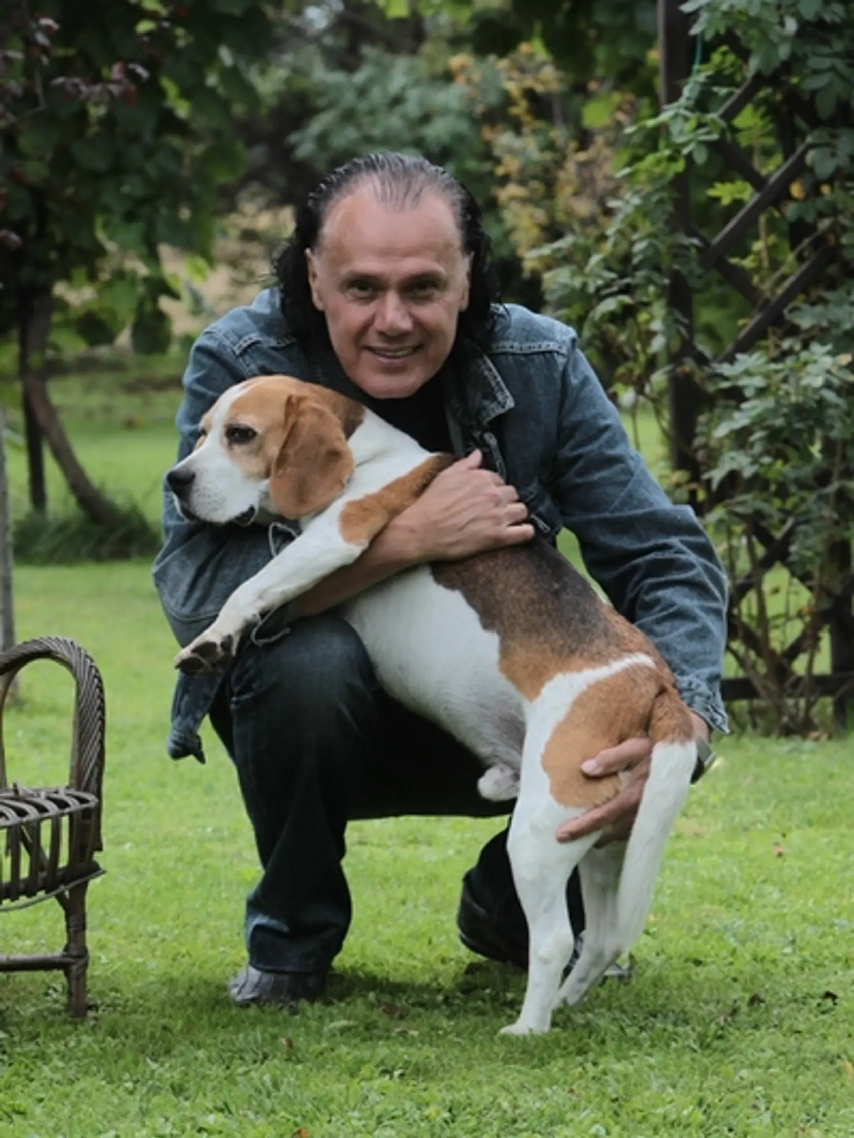 Peter Hečko trávi voľno na chalupe pri Trnave. Spoločnosť mu robí aj psík Bono.