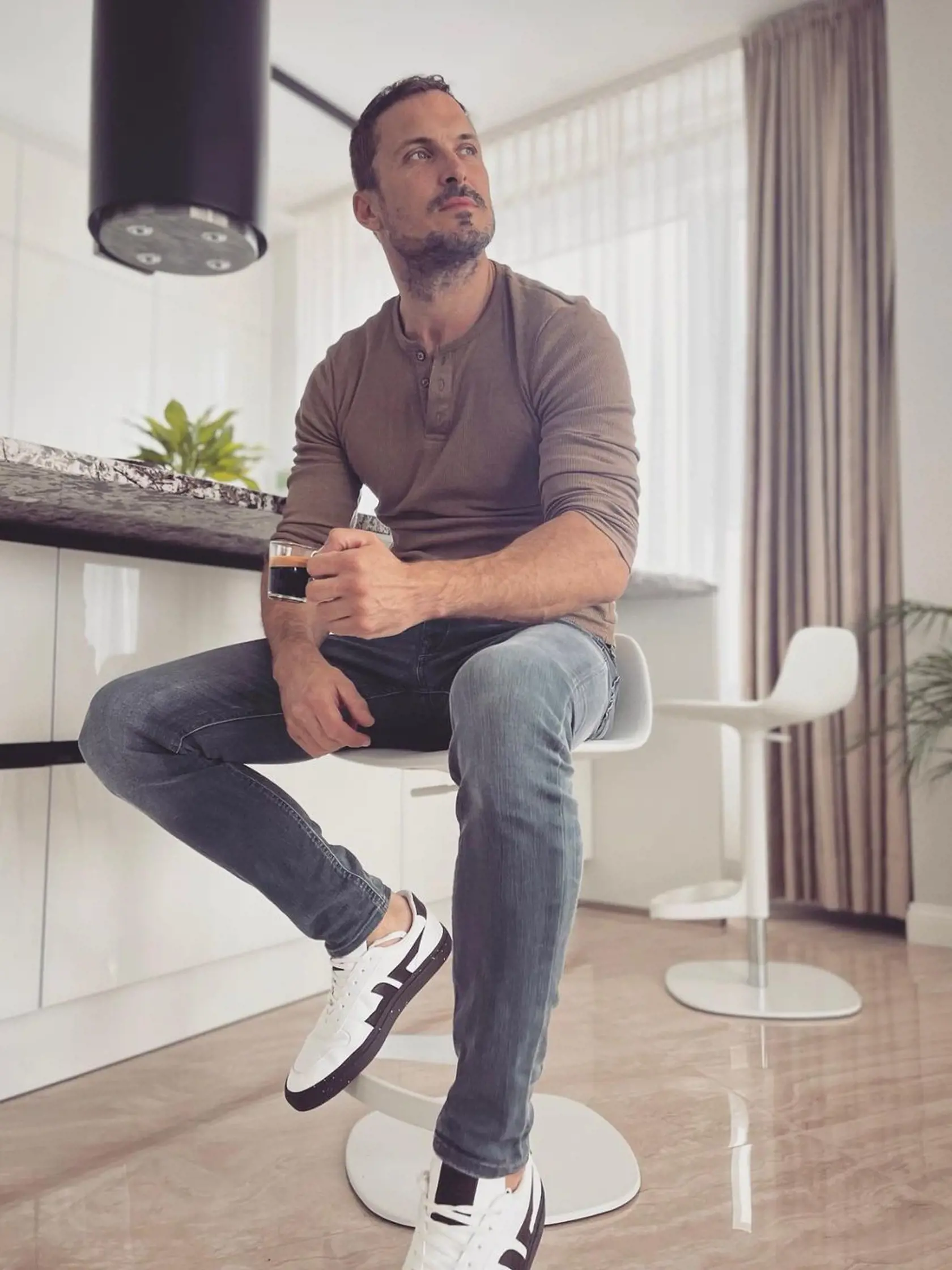 Pozrite na tú krásnu kuchyňu.