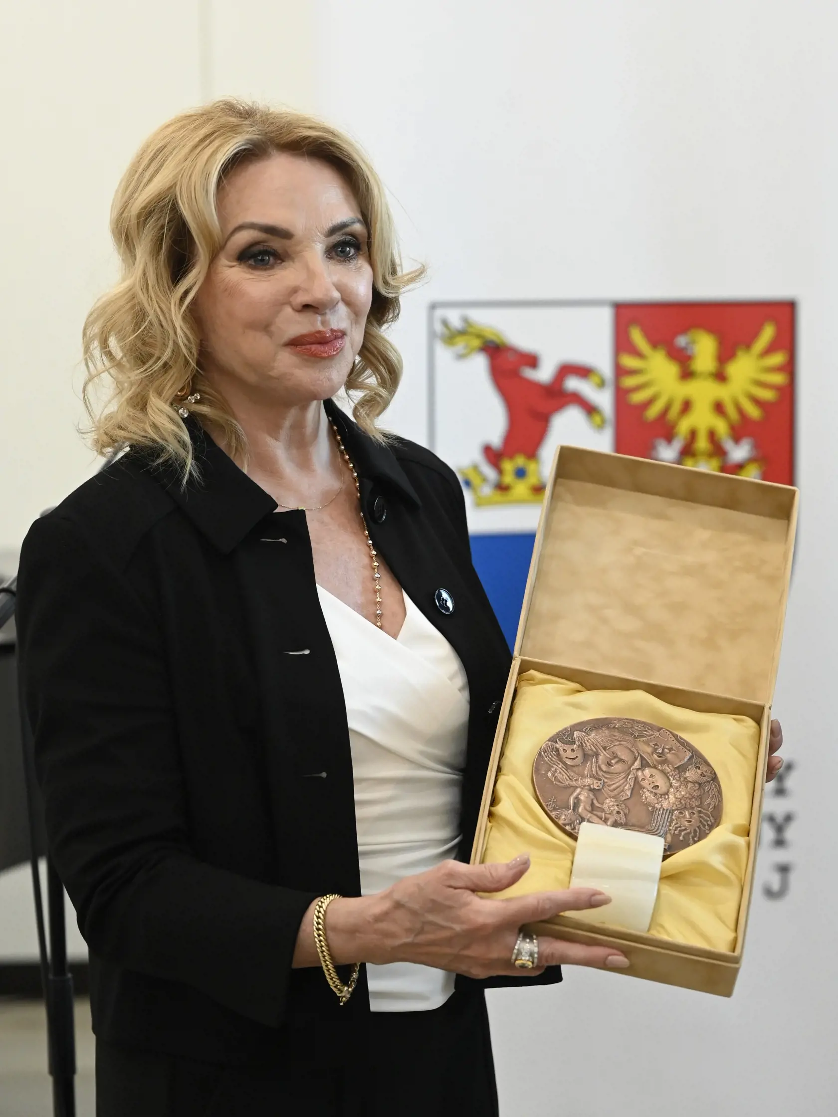 Na snímke slovenská herečka Zdena Studenková pózuje s cenou Kvet Tálie počas 25. ročníka festivalu Aničky Jurkovičove v Novom Meste nad Váhom v piatok 12. apríla 2024. Ocenenie Kvet Tálie je určené pre významné slovenské herečky. FOTO TASR - Radovan Stoklasa
