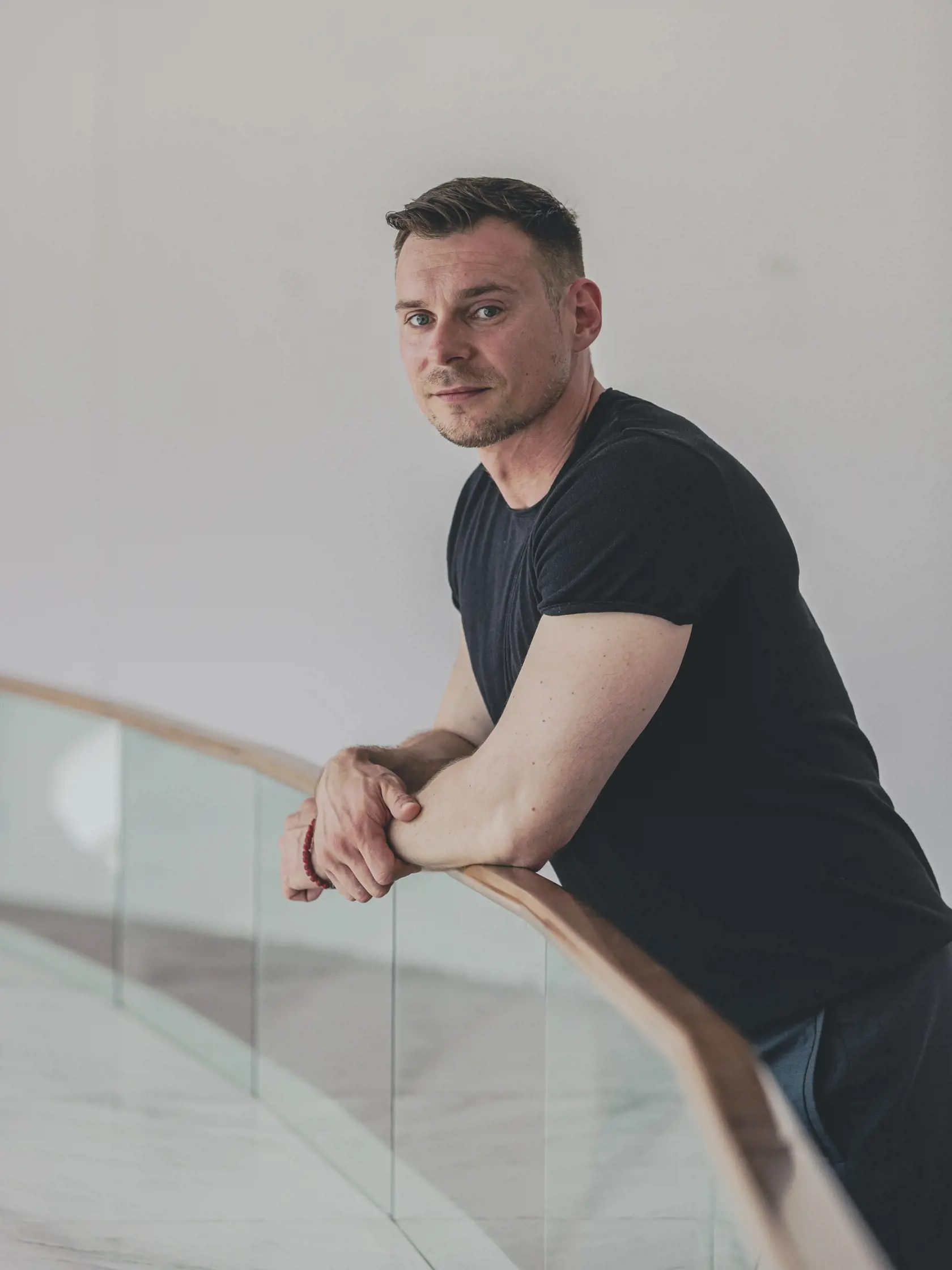 Na snímke Július Barczi, slovenský historik a teoretik umenia a súdny znalec v odbore umelecké diela. Pracuje v Aukčnej spoločnosti SOGA v Bratislave ako vedecký garant diel starých majstrov a maďarského umenia. Profesionálne sa venuje umeniu 19. storočia, otázke modernizmu v strednej Európe, dejinám zberateľstva a zberateľským aktivitám uhorskej šľachty, jej reprezentácii a identite. Venuje sa zbierkam a sídlam rodu Andrássy, životu a dielu Alžbety Güntherovej Mayerovej.