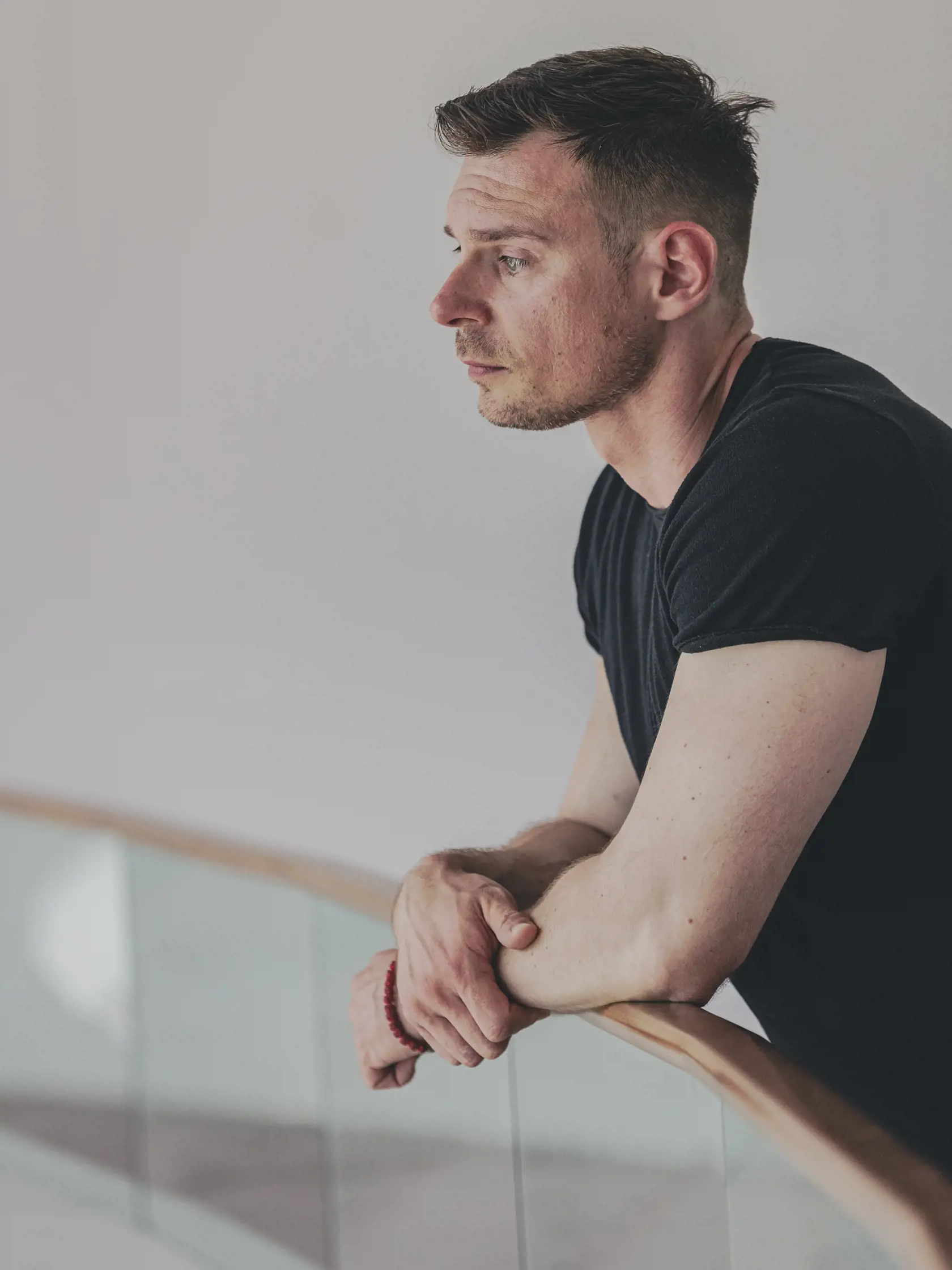 Na snímke Július Barczi, slovenský historik a teoretik umenia a súdny znalec v odbore umelecké diela. Pracuje v Aukčnej spoločnosti SOGA v Bratislave ako vedecký garant diel starých majstrov a maďarského umenia. Profesionálne sa venuje umeniu 19. storočia, otázke modernizmu v strednej Európe, dejinám zberateľstva a zberateľským aktivitám uhorskej šľachty, jej reprezentácii a identite. Venuje sa zbierkam a sídlam rodu Andrássy, životu a dielu Alžbety Güntherovej Mayerovej.