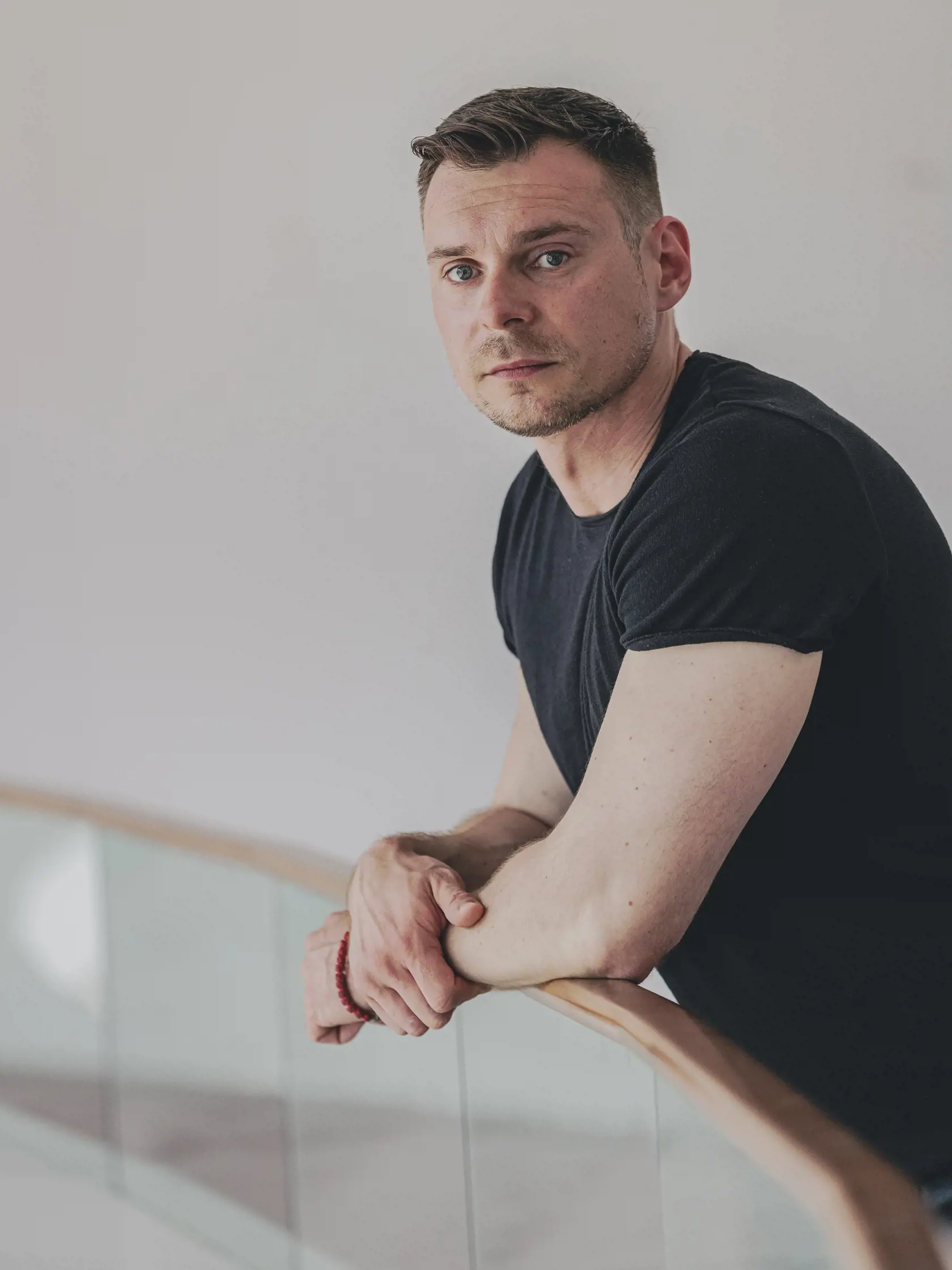 Na snímke Július Barczi, slovenský historik a teoretik umenia a súdny znalec v odbore umelecké diela. Pracuje v Aukčnej spoločnosti SOGA v Bratislave ako vedecký garant diel starých majstrov a maďarského umenia. Profesionálne sa venuje umeniu 19. storočia, otázke modernizmu v strednej Európe, dejinám zberateľstva a zberateľským aktivitám uhorskej šľachty, jej reprezentácii a identite. Venuje sa zbierkam a sídlam rodu Andrássy, životu a dielu Alžbety Güntherovej Mayerovej.