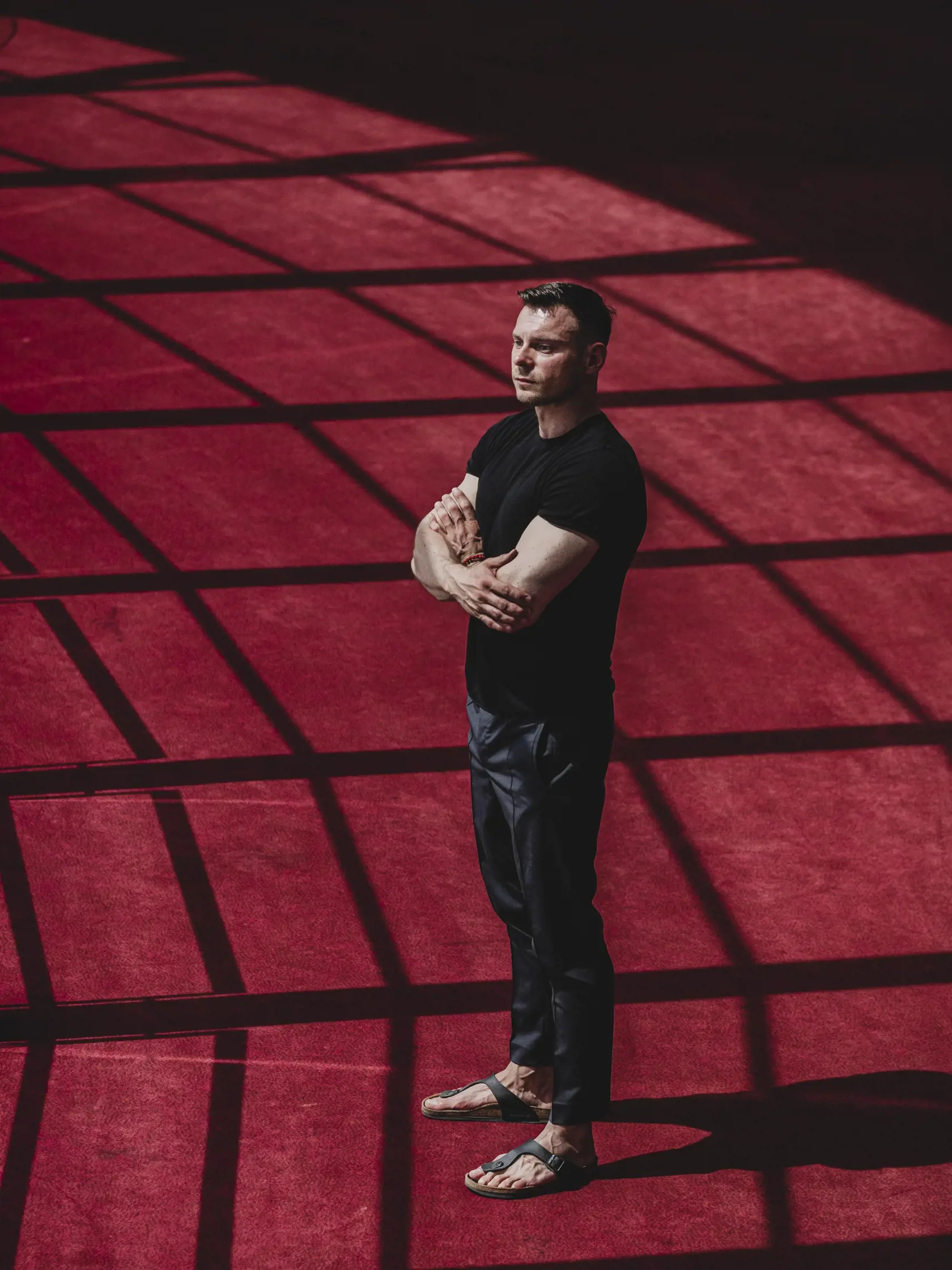 Na snímke Július Barczi, slovenský historik a teoretik umenia a súdny znalec v odbore umelecké diela. Pracuje v Aukčnej spoločnosti SOGA v Bratislave ako vedecký garant diel starých majstrov a maďarského umenia. Profesionálne sa venuje umeniu 19. storočia, otázke modernizmu v strednej Európe, dejinám zberateľstva a zberateľským aktivitám uhorskej šľachty, jej reprezentácii a identite. Venuje sa zbierkam a sídlam rodu Andrássy, životu a dielu Alžbety Güntherovej Mayerovej.