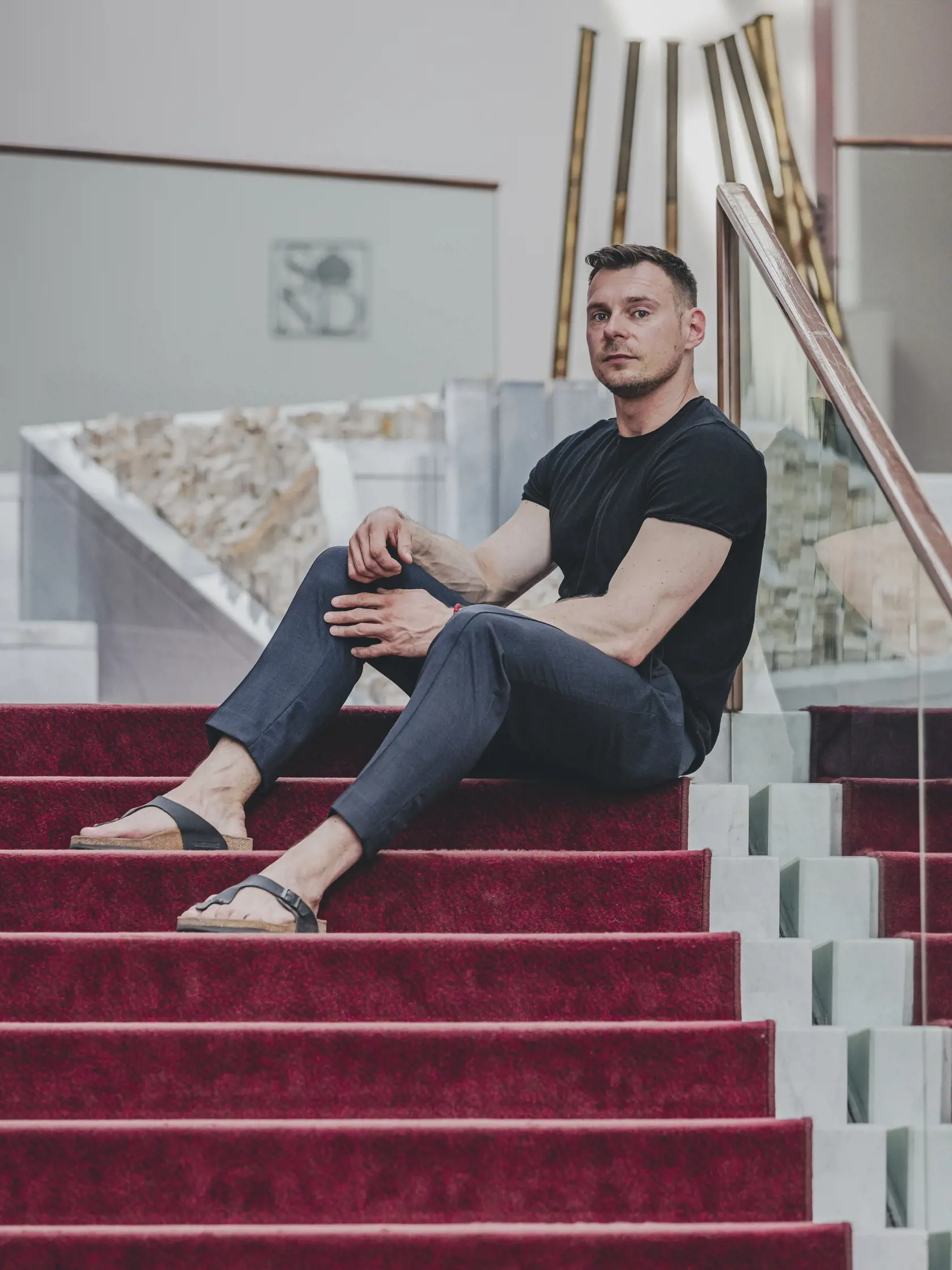 Ministerku kultúry Natáliu Milanovú (40) vystrieda v úradníckej vláde historik umenia a súdny znalec v odbore umeleckých diel Július Barczi (38). Ten sa pred rokmi dostal do povedomia v súvislosti s kauzou vzácnej busty, ktorú predali doslova za babku a Slovensko tým prišlo o milióny eur.