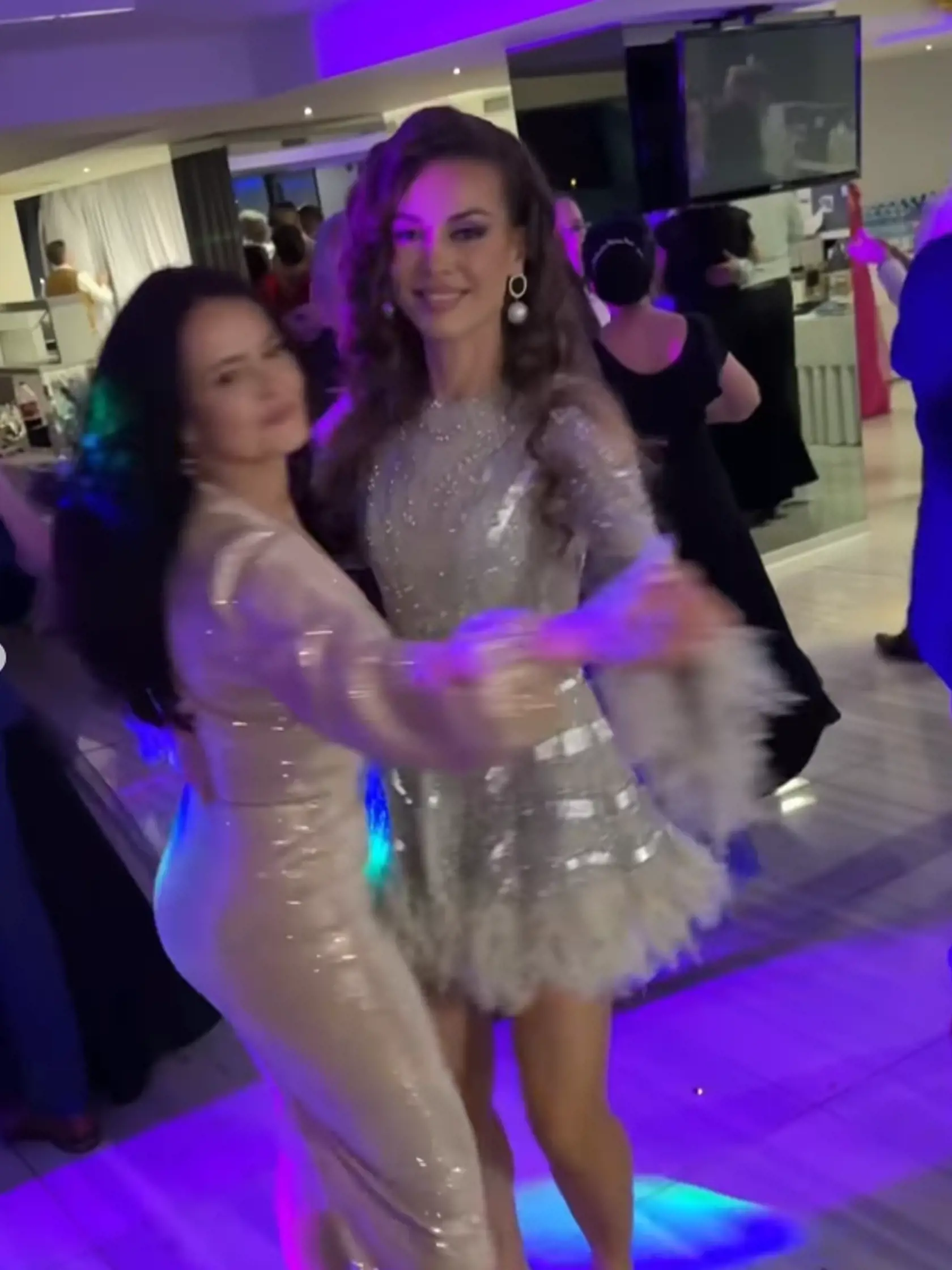 Stanka prišla na ples v ultra mini, čo je podľa bontónu neprípustné.