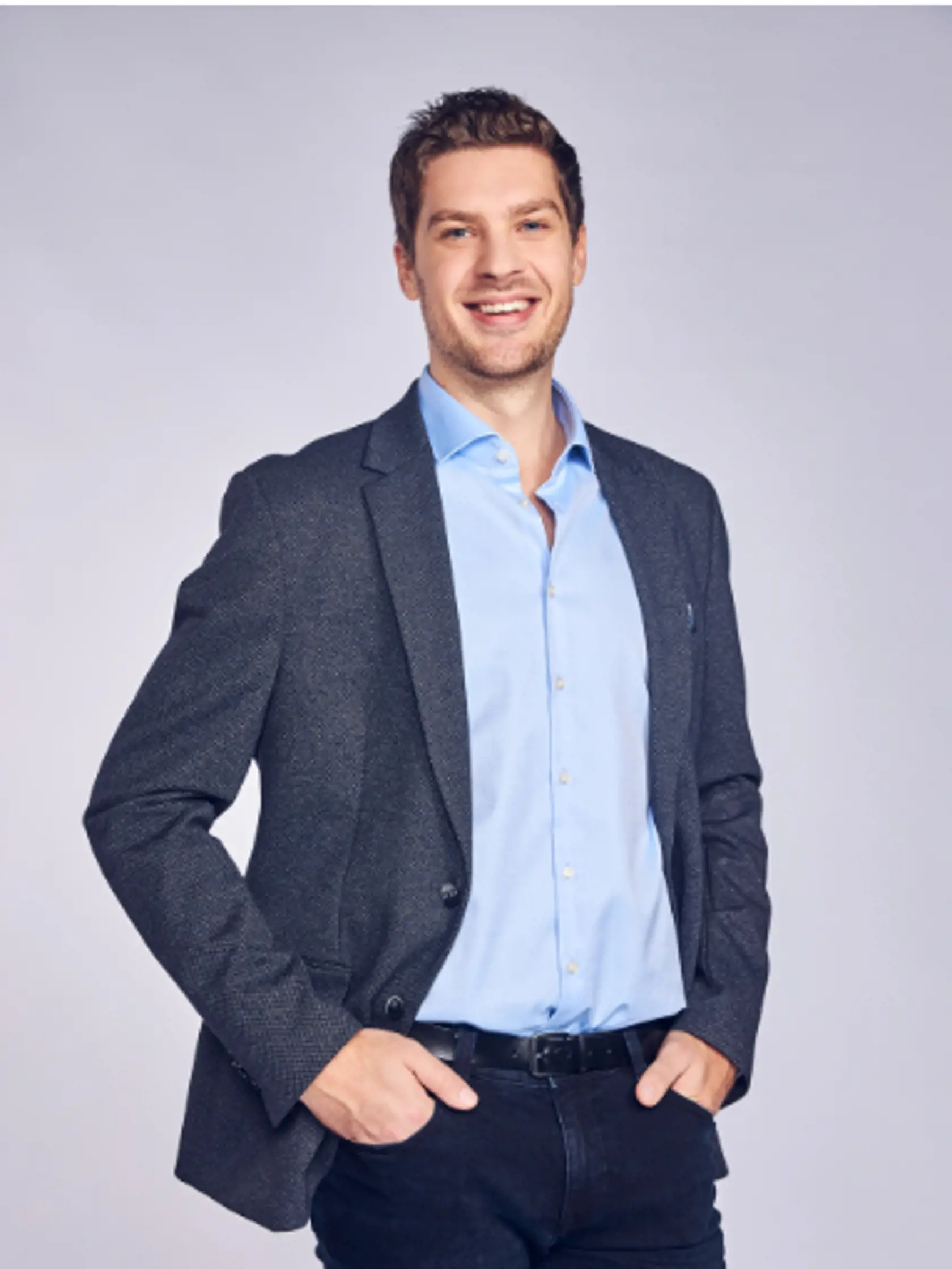 V Mame na prenájom mu prischla úloha gynekológa Borisa Rusnáka, ktorý je zároveň Martinovým (Adam Bardy) najlepším priateľom.
