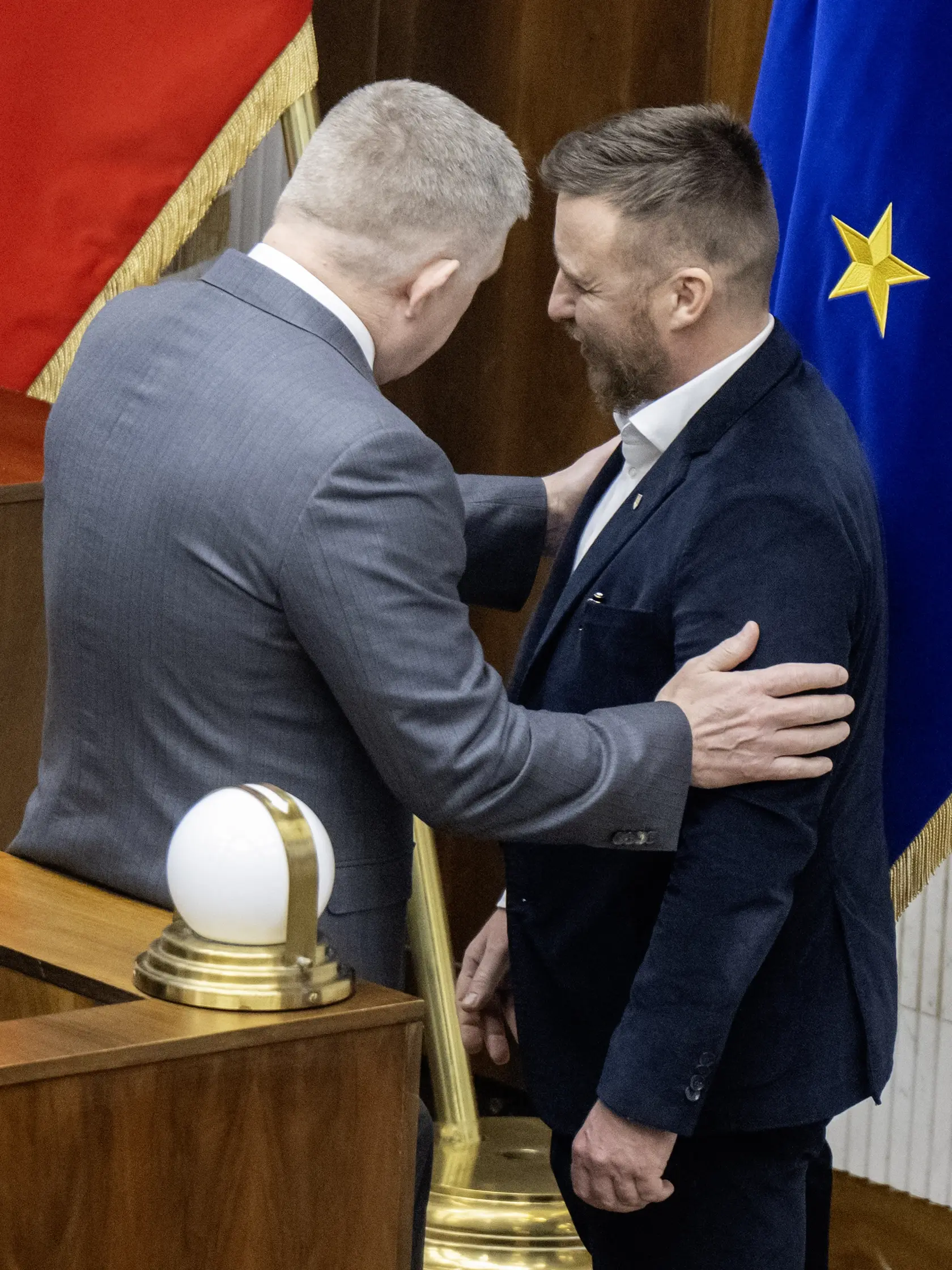 Na snímke zľava premiér SR Robert Fico (Smer-SD) a poslanec NR SR a splnomocnenec vlády pre prešetrenie pandémie Covid-19 Peter Kotlár (SNS) počas 33. schôdze NR SR 26. marca 2025 v Bratislave. Poslanci NR SR pristúpili v stredu podvečer k voľbe predsedu parlamentu a k voľbe predsedu Výboru NR SR pre pôdohospodárstvo a životné prostredie. Volia ich v tajnom hlasovaní. Na post šéfa NR SR kandiduje podpredseda Hlasu-SD Richard Raši, na jeho zvolenie je potrebných aspoň 76 hlasov. FOTO TASR - Martin Baumann