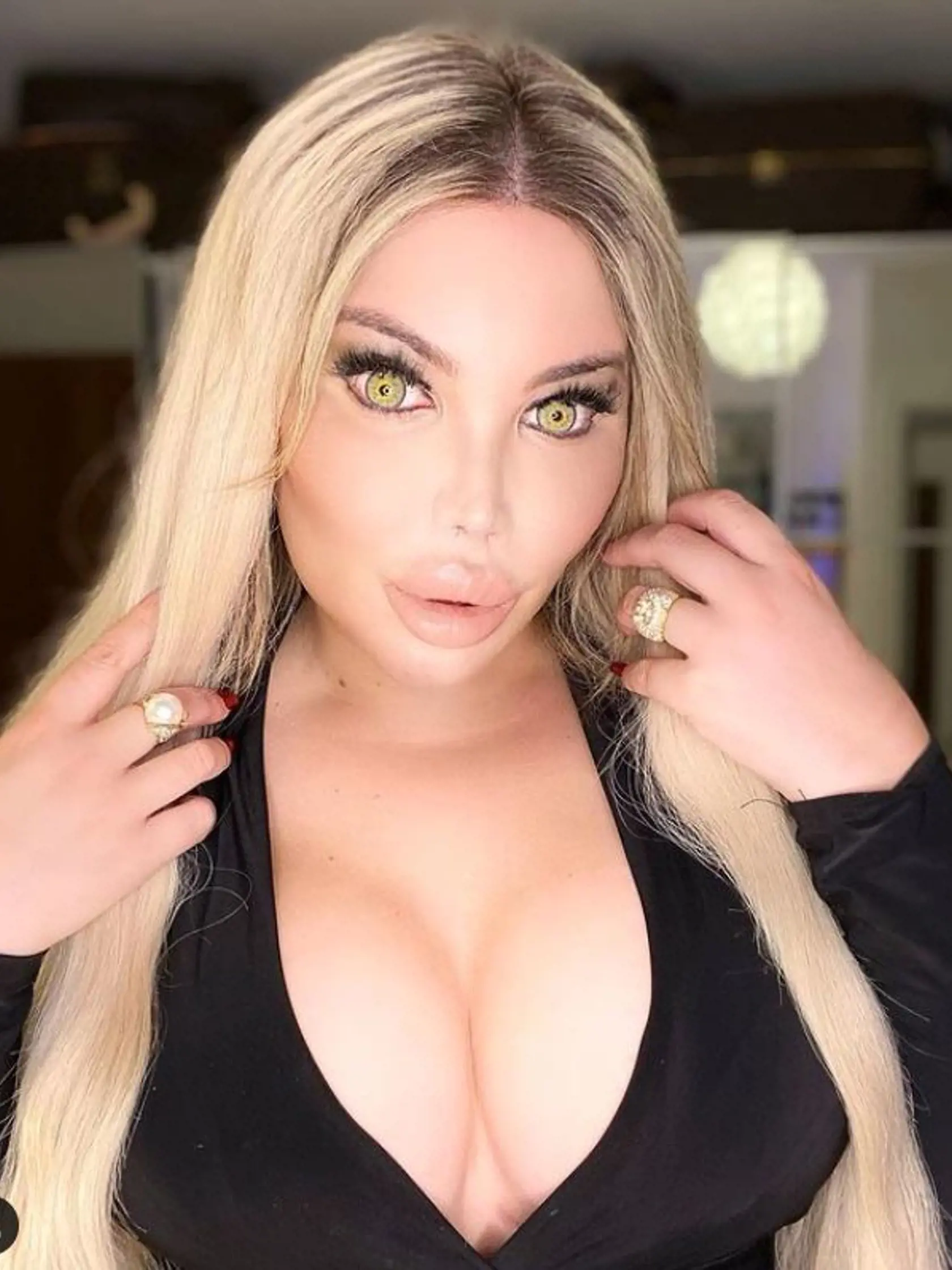 Jessica Alves nosí šošovky.
