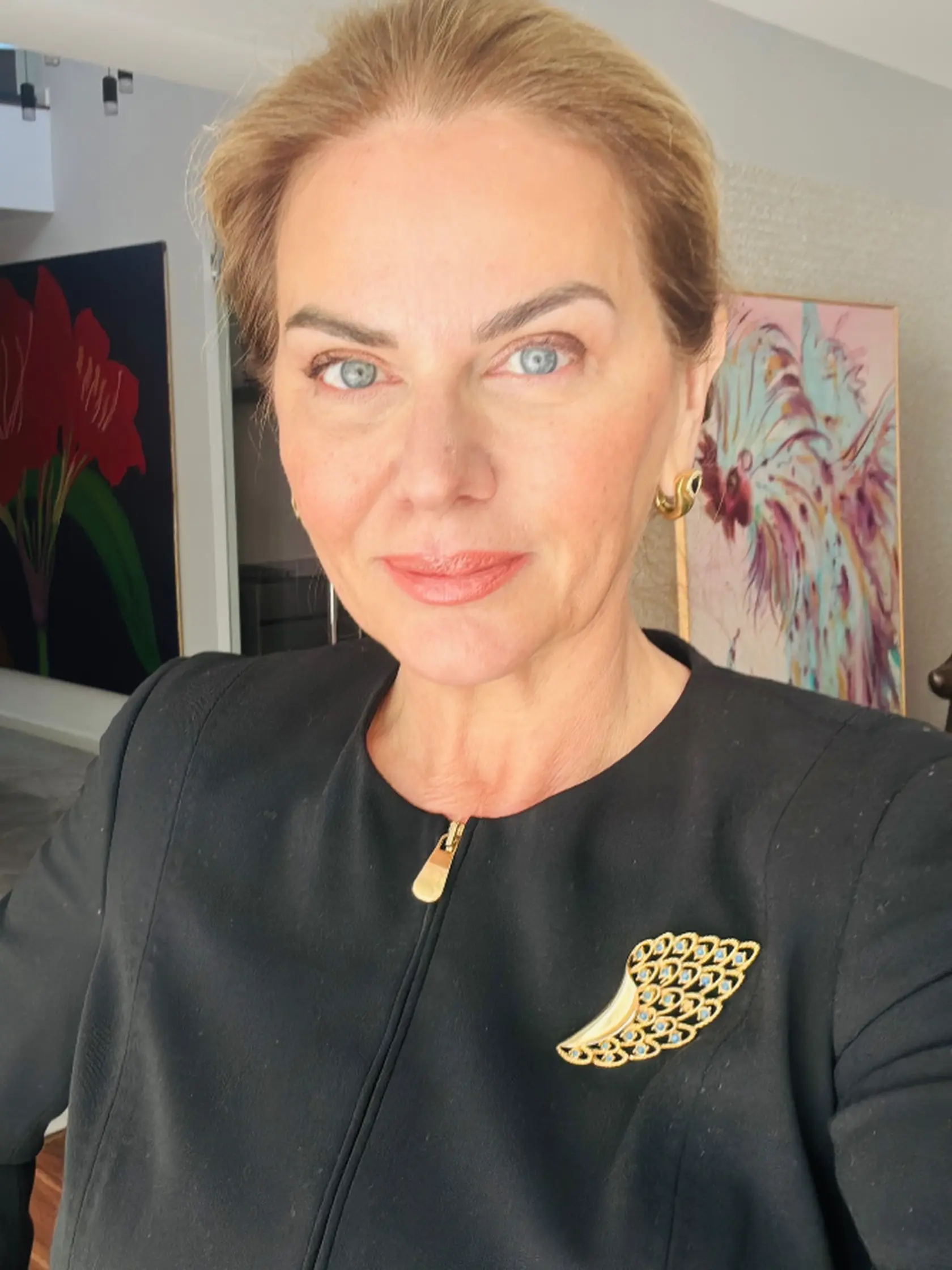 Europoslankyňa Monika Beňova (Smer) sa zase po dlhšom čase ukázala v diskusnej relácií televízie Markíza Na telo. Jej oponentkou bola rovnako europoslankyňa Miriam Lexmann (KDH). „Verím, že bude priestor ozrejmiť mnohé z nezmyslov, ktorými je “zahlcovaná” verejná diskusia,“ povedala Beňová pred diskusiou.