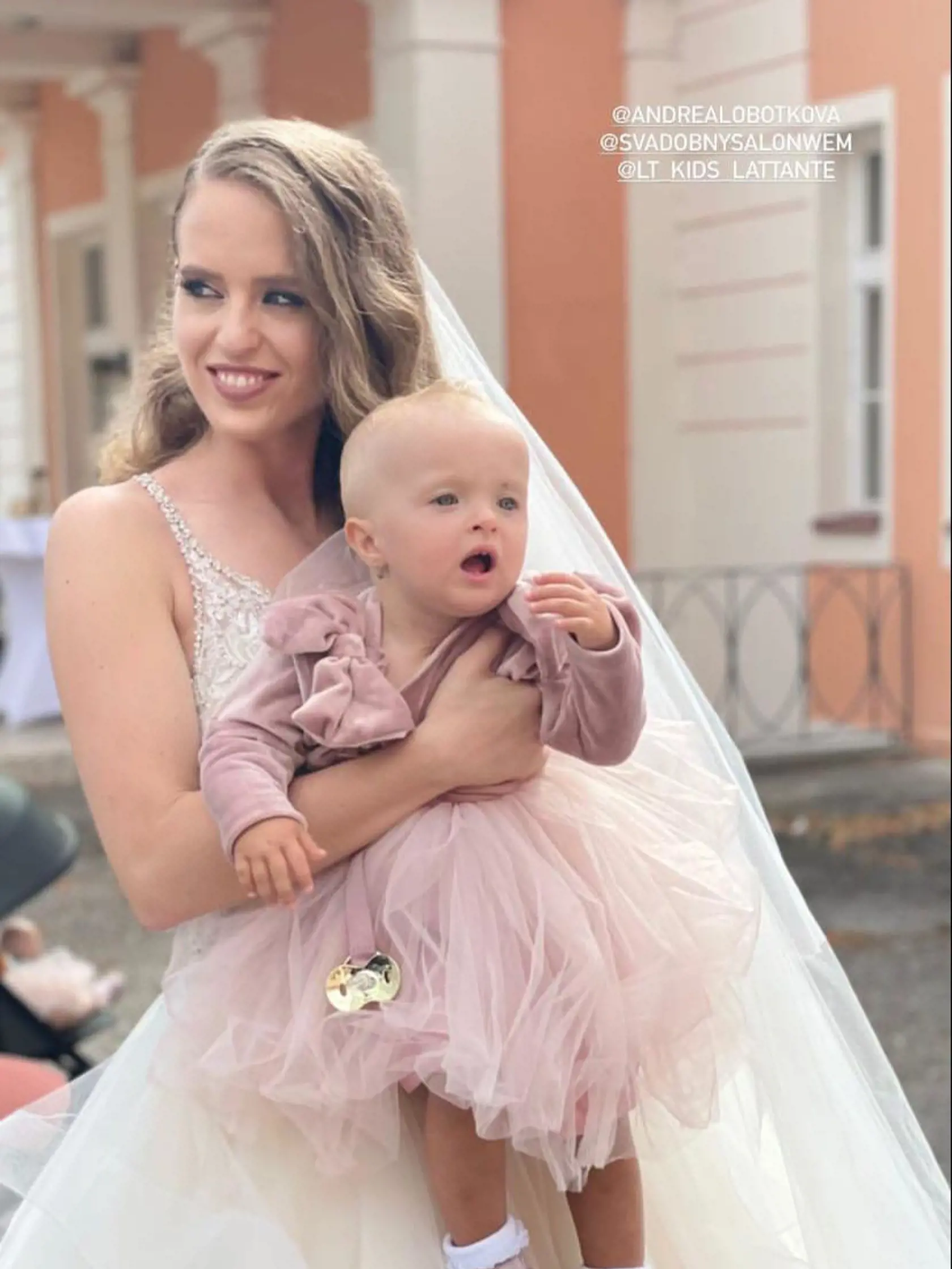 Nevesta Andrea žiarila v náručí s neterkou Lindou.