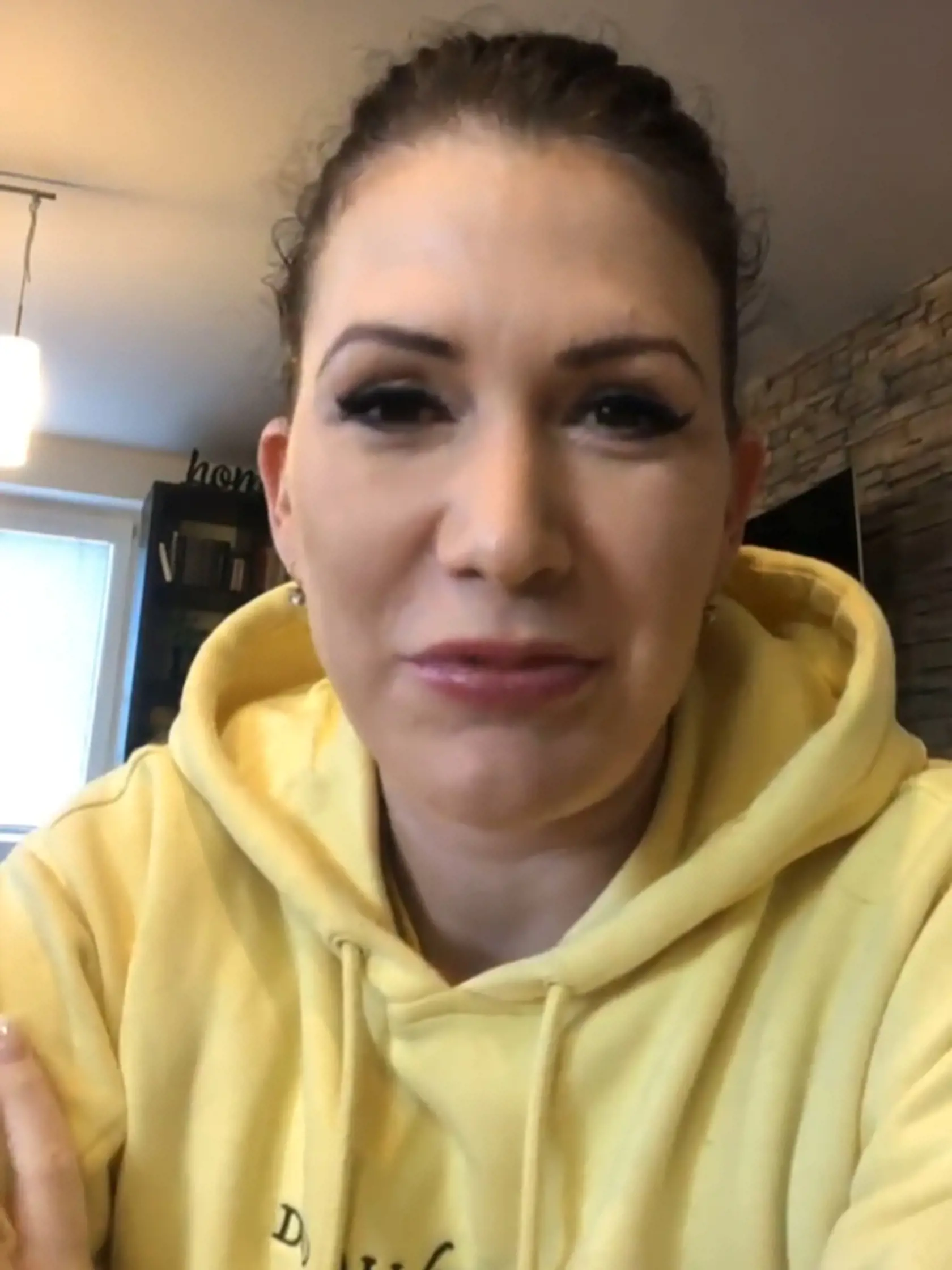 HLAVNE S LÁSKOU Jana Bittó Cigániková robí online vysielanie v žltej mikine.