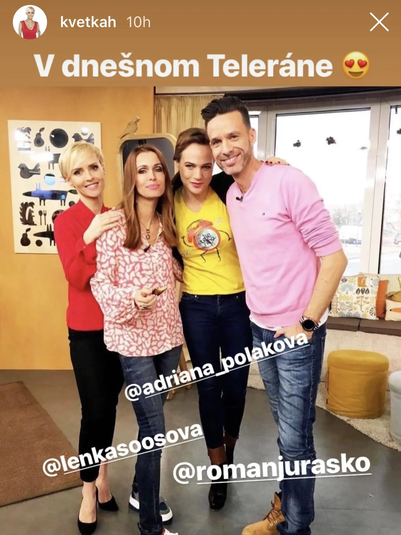 Lenkine štýlové topánky pôsobili na jej chudej nôžke úsmevne.