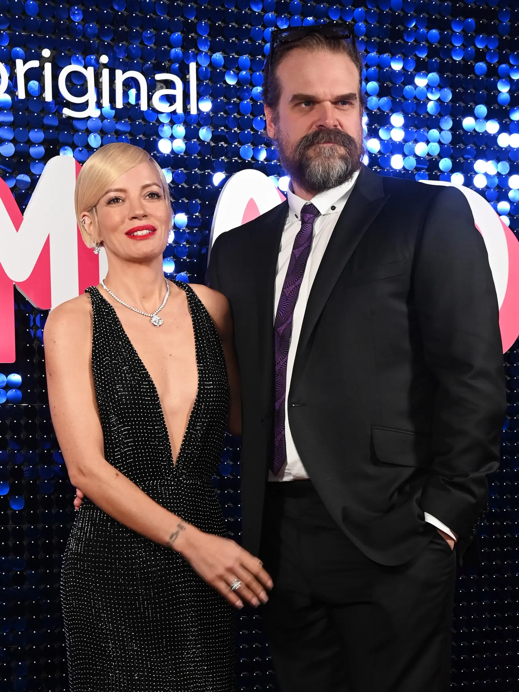Speváčka Lily Allen a herec David Harbour sa rozvádzajú.