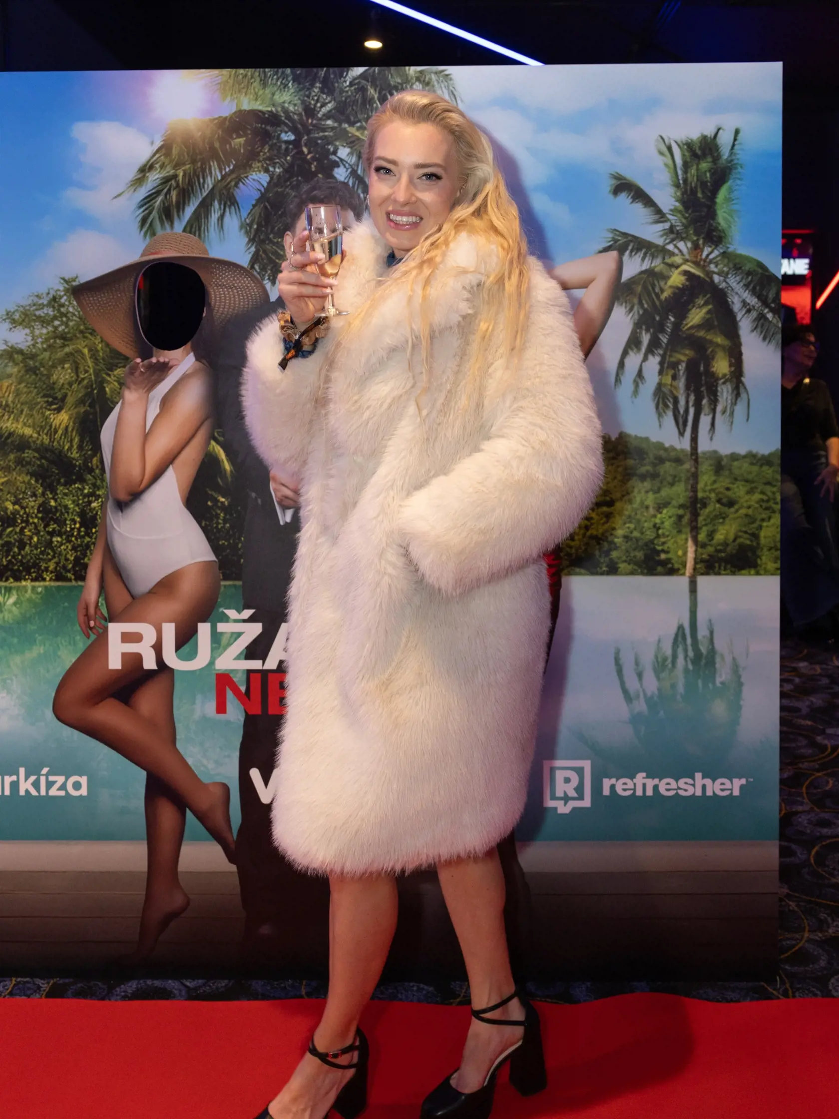Lucy z Ruže pre nevestu si zapózovala aj s proseccom.