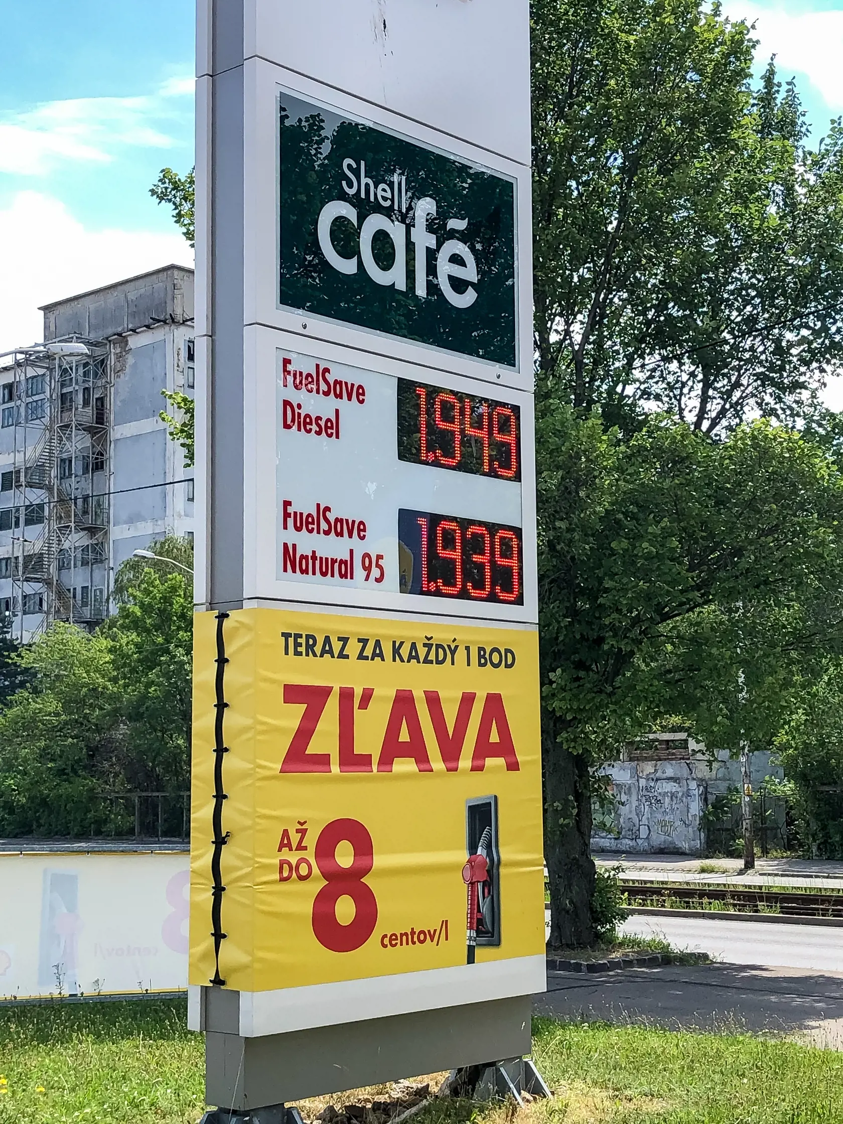 Vo štvrtok však došlo konečne k obratu aj u nás. Hoci nie o veľa, tankovanie zlacnelo. Kým ešte v stredu sa cena benzínu hýbala na úrovni 1,95 eura, tak štvrtok to bolo 1,93 eura.