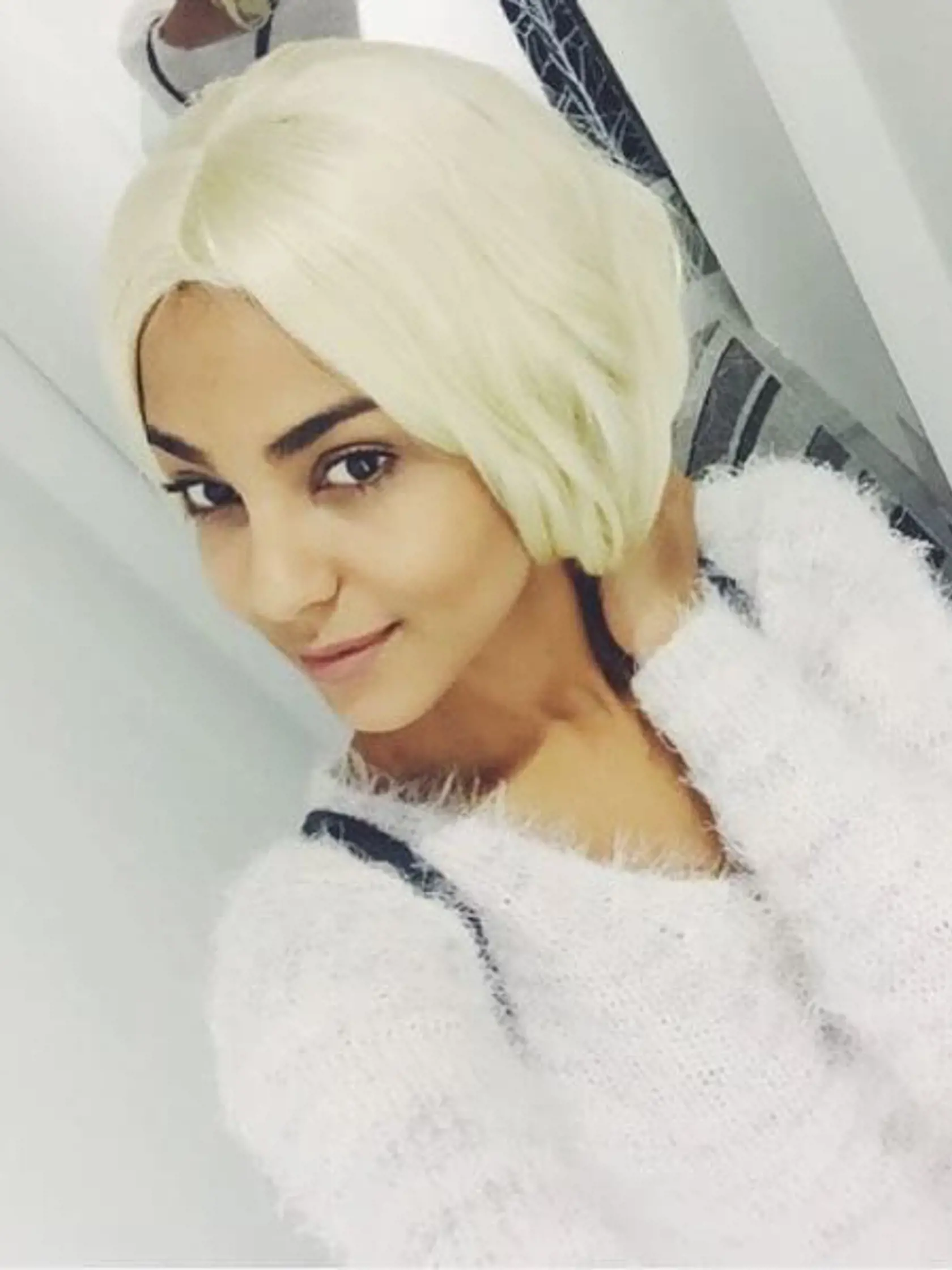 Blond vlasy jej nesvedčia.