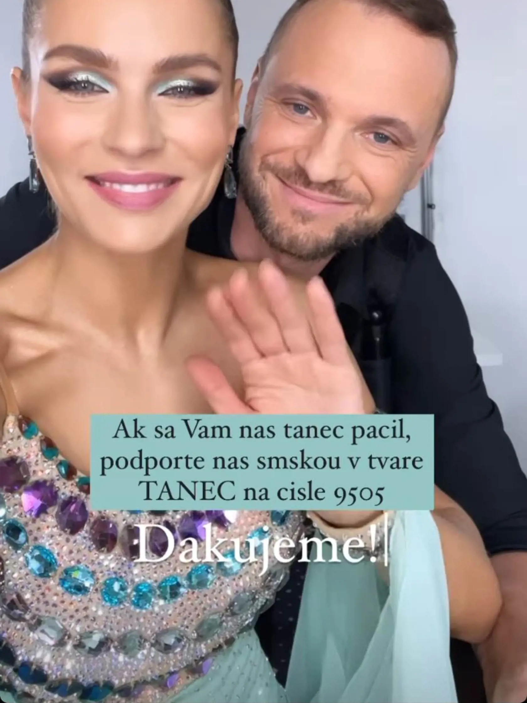Manželia Gáboríkovci po svojom vystúpení. Krásne nalíčená Ivanka sa ešte usmievala.