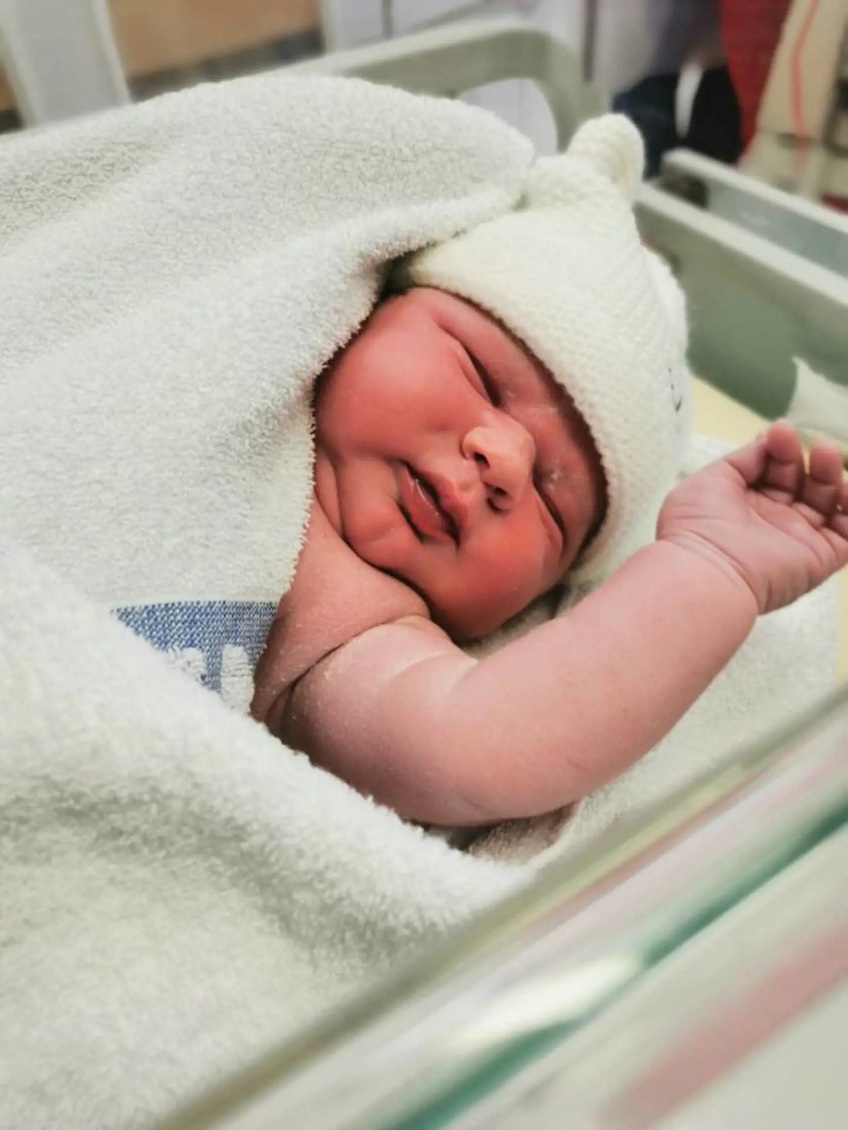 no napriek jeho obrovským rozmerom sa mu nepodarilo ukradnúť titul najväčšieho dieťaťa Spojeného kráľovstva. Tým je George Joseph King, ktorý sa narodil vo februári 2013 a vážil neuveriteľných 7 kíl.