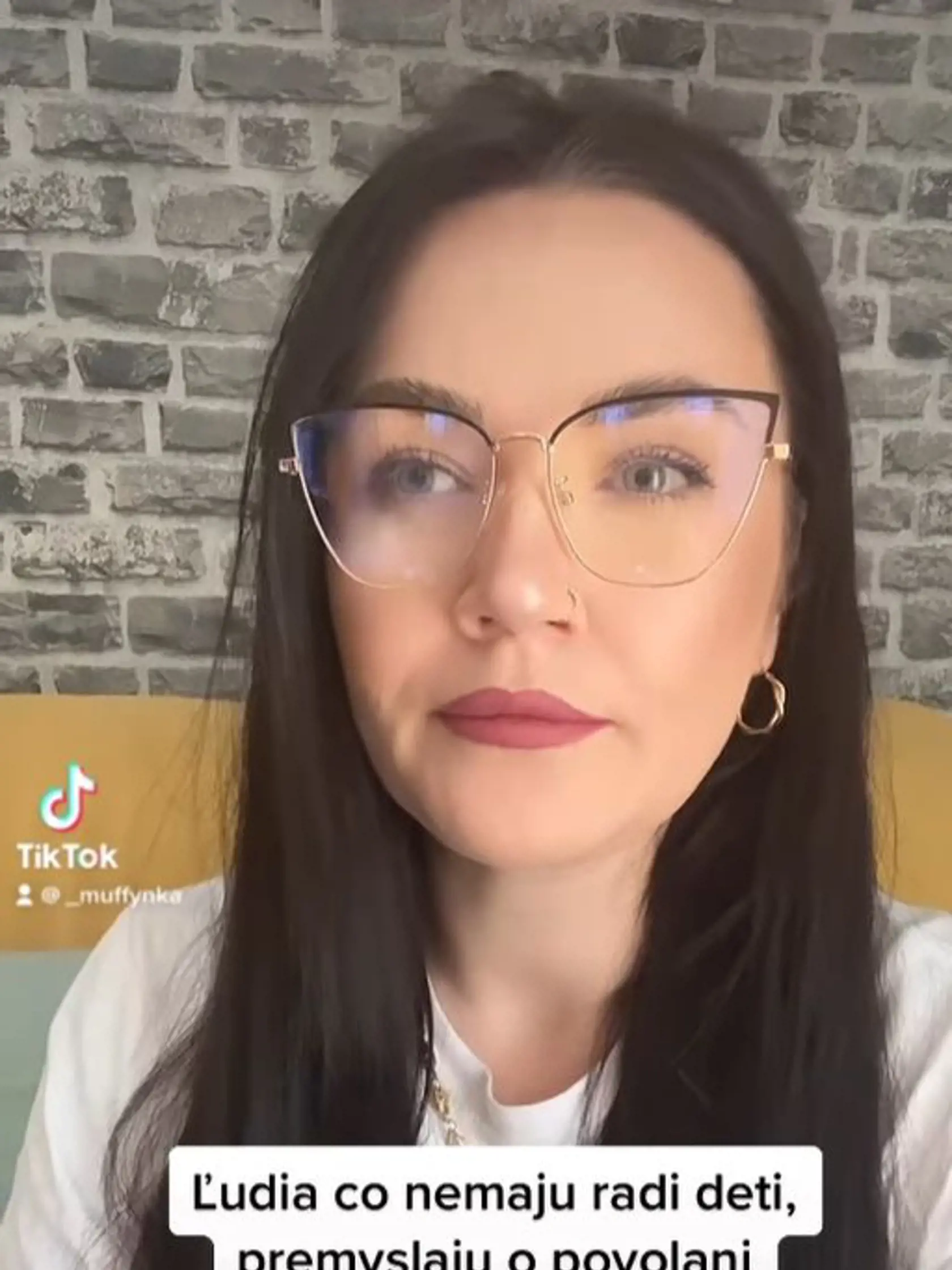 Exfarmárka Muffy sa ukázala s novým imidžom. Je chudšia a nahodila okuliare.