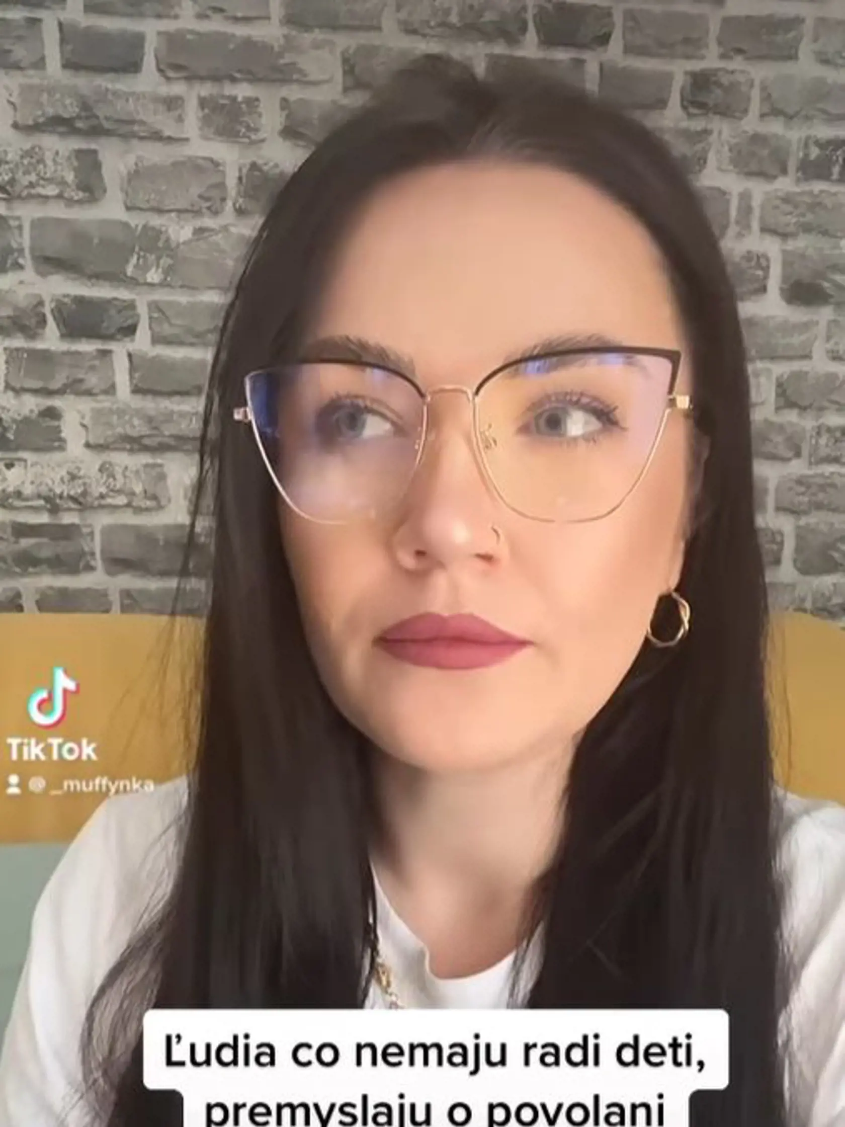 Exfarmárka Muffy sa ukázala s novým imidžom. Je chudšia a nahodila okuliare.