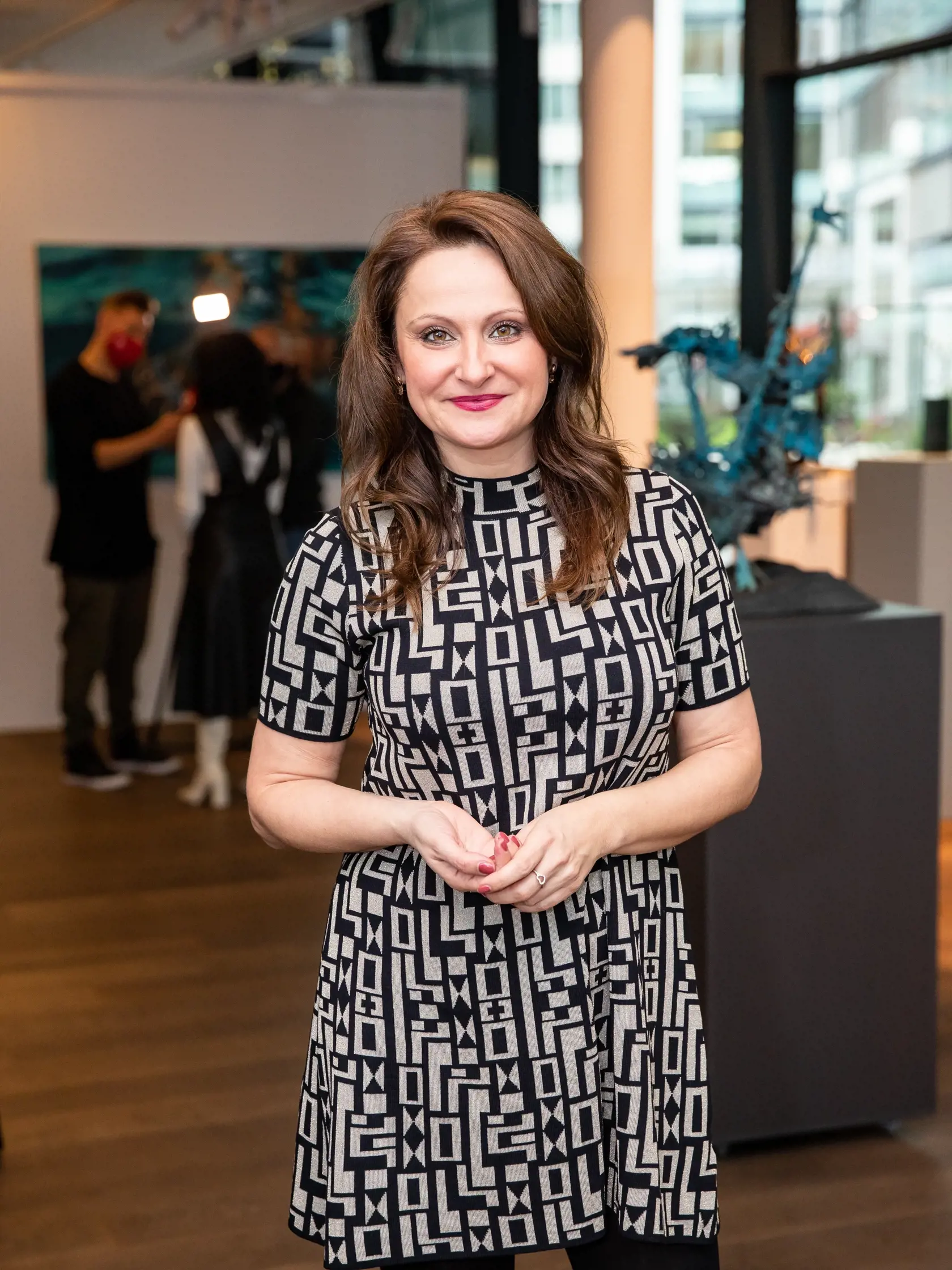 Výstava obrazov vo Viktoria Gallery Ženy Ženám. Na fotke je Helena Tomková.
