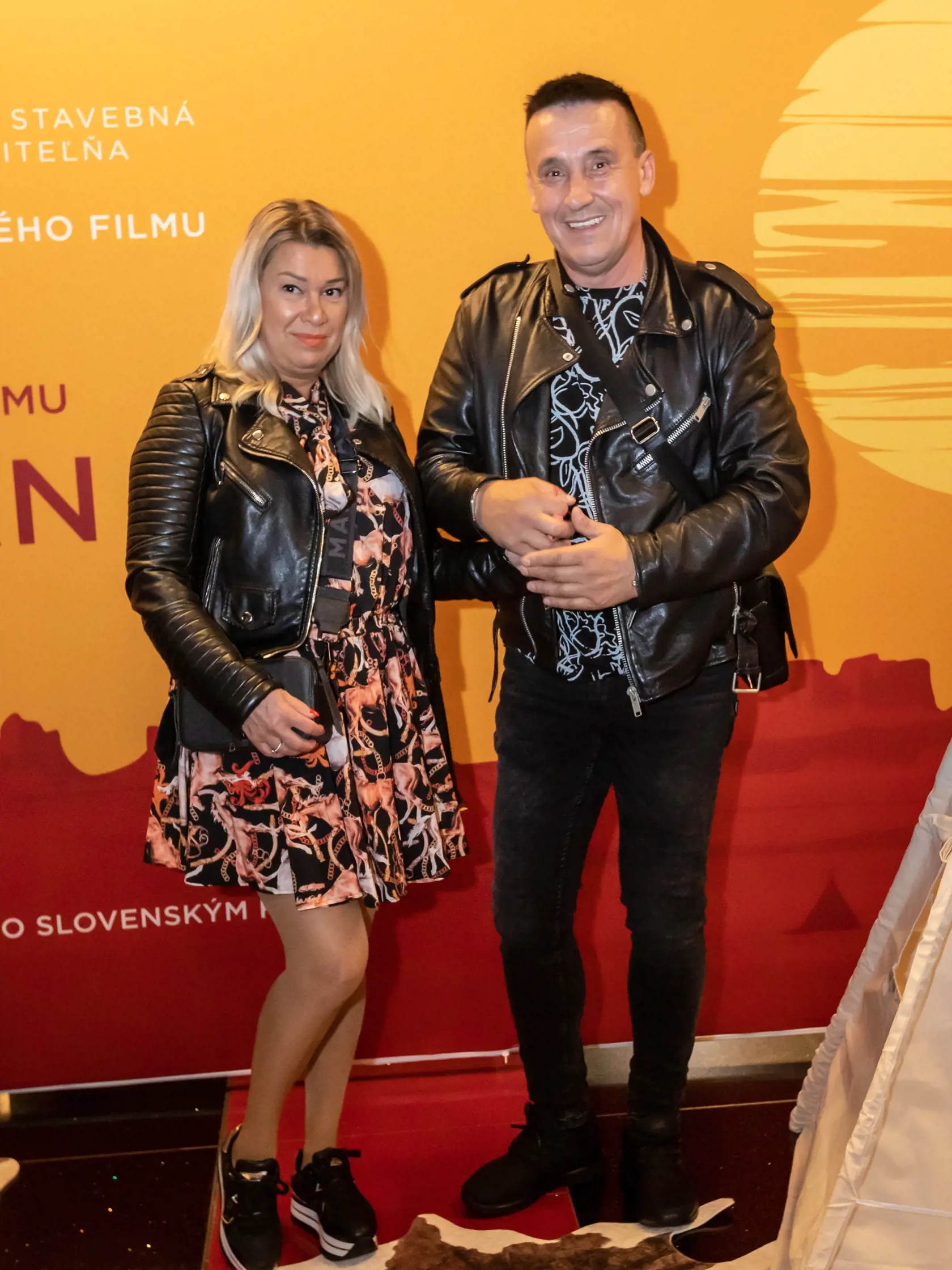 Príchody hostí na premiéru filmu Indián. Na snímke je Janette Drapáková a Pavel Drapák. 