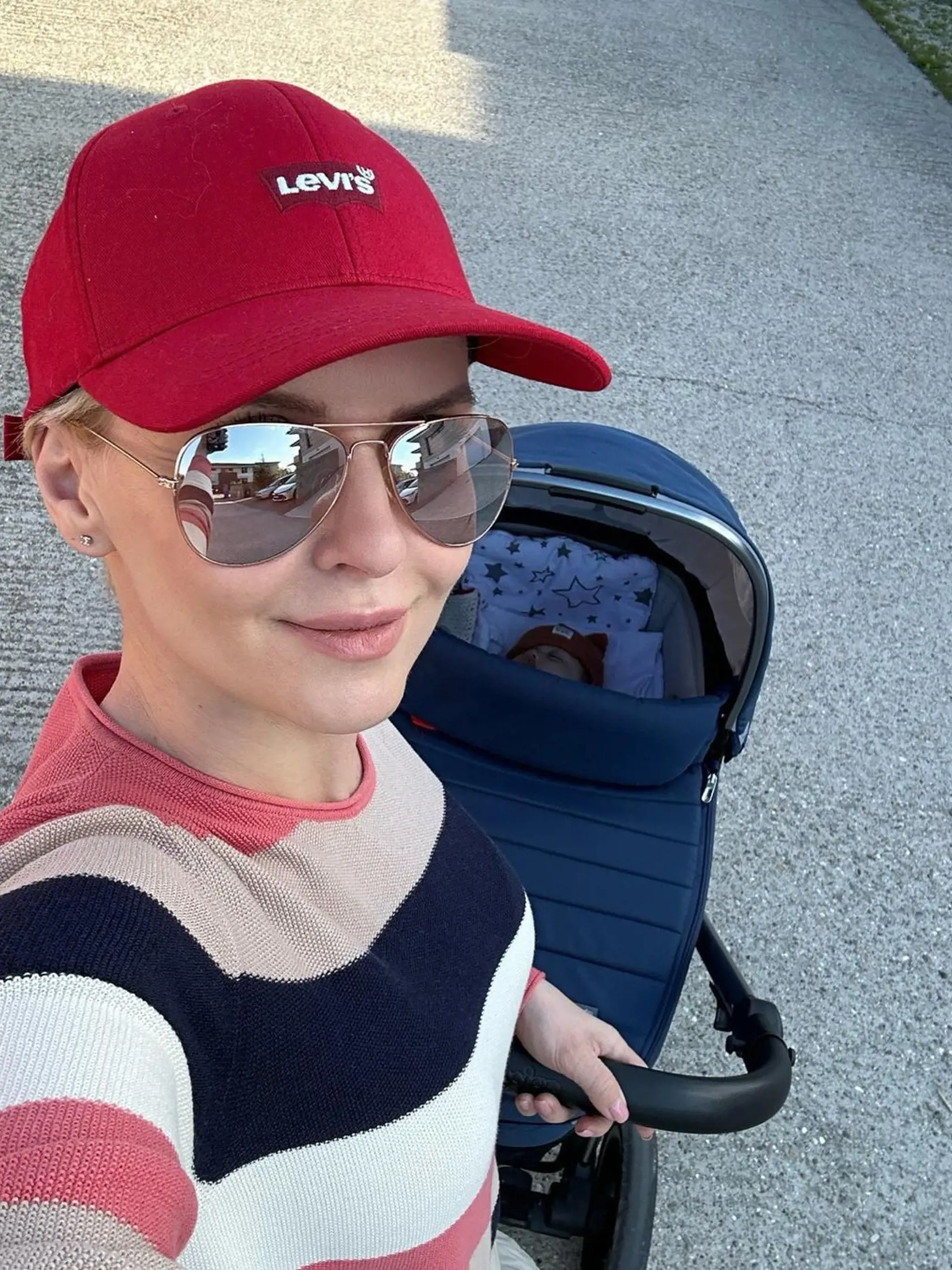 Kvetka si kočíkovanie neterky užívala.
