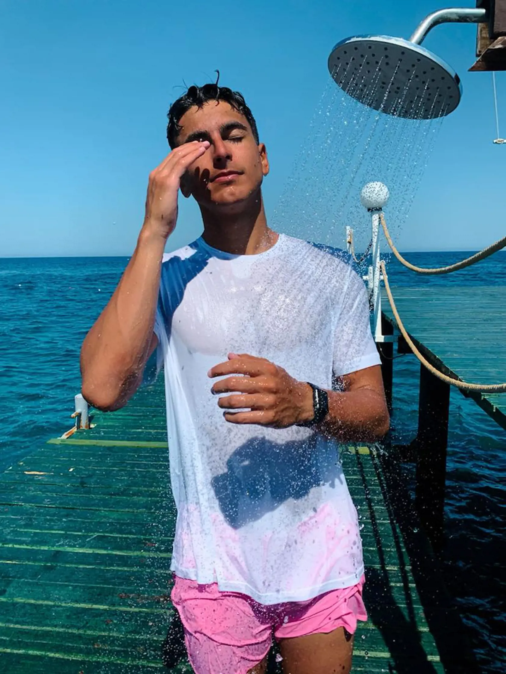 André Tatarka. Niekoľko dní bol na pláži aj takto v tričku. Slnko si vybralo svoju daň a spálilo mu chrbát.