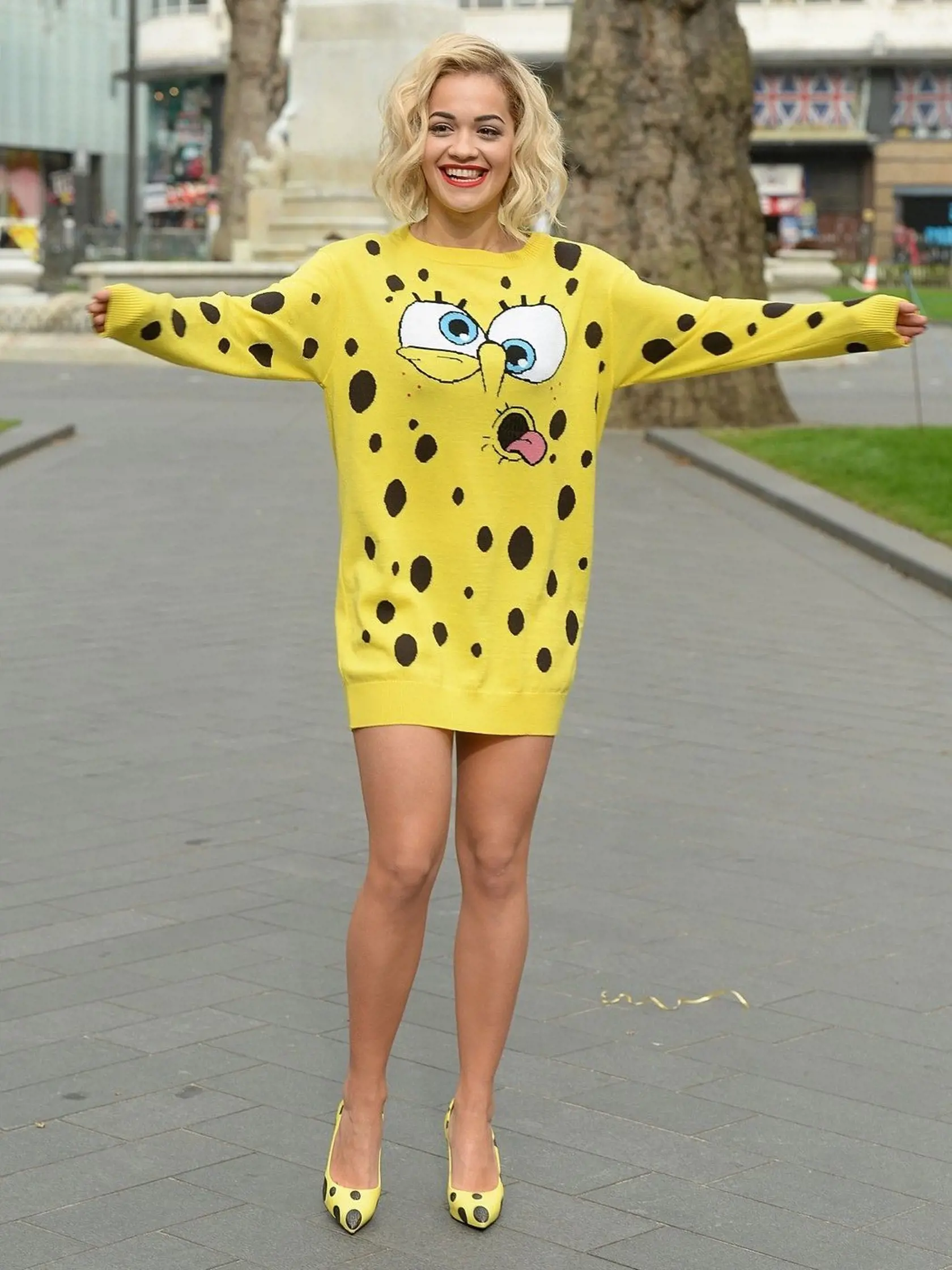 Akýsi zdeformovaný Sponge Bob na veľkom svetri